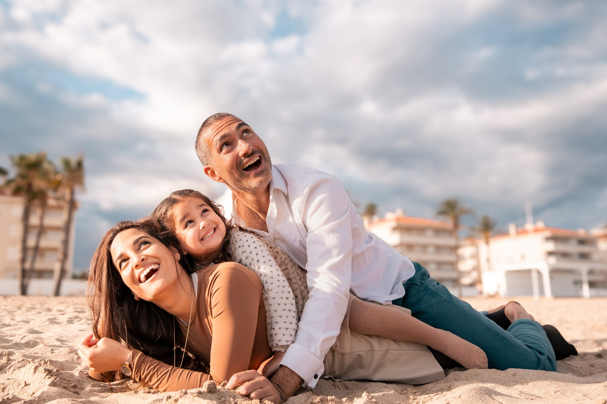 Familia en la playa. Fotografía profesional en Calafell - Elena Medvedeva