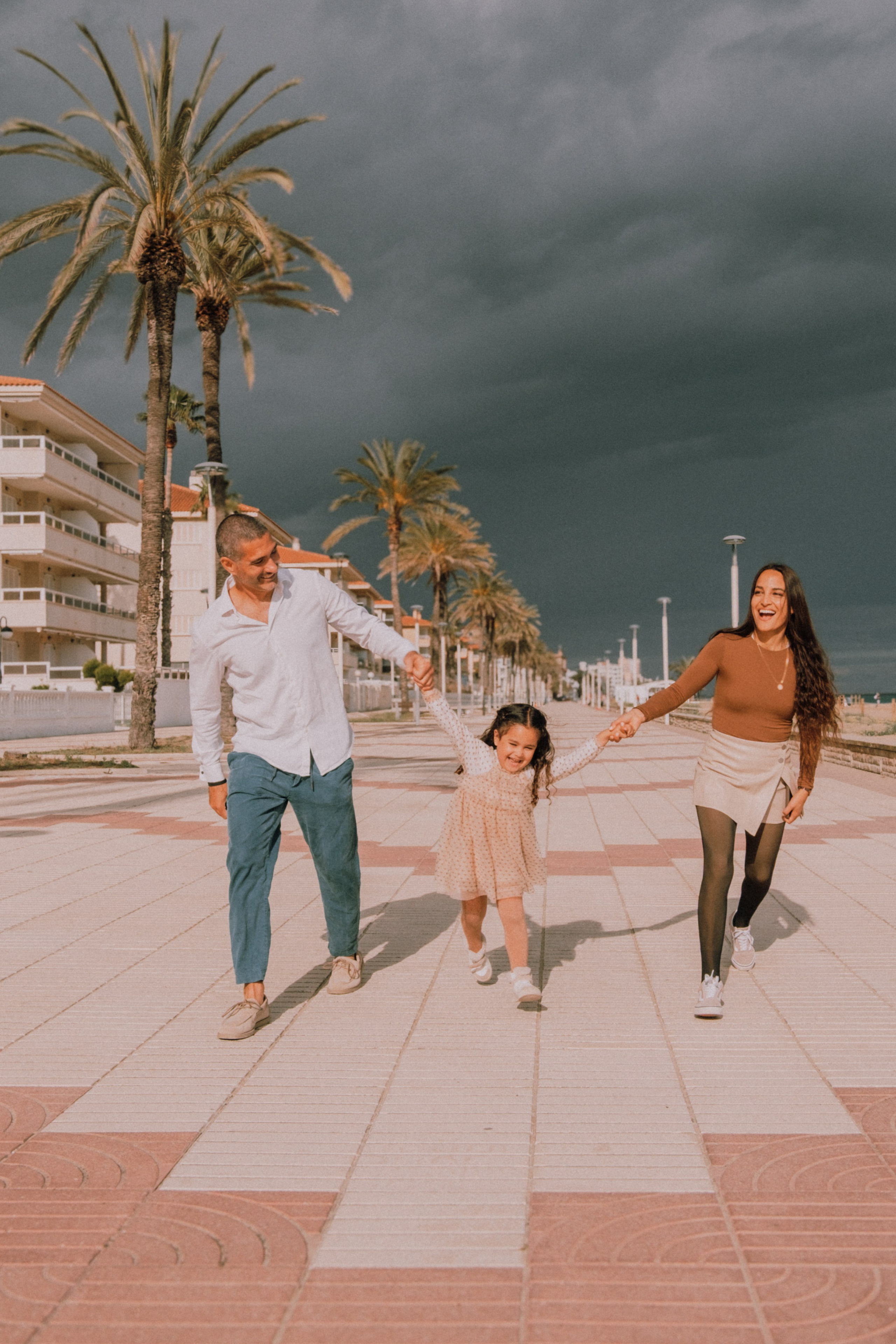 Sesión familiar en la playa. Fotografía profesional en Calafell - Elena Medvedeva