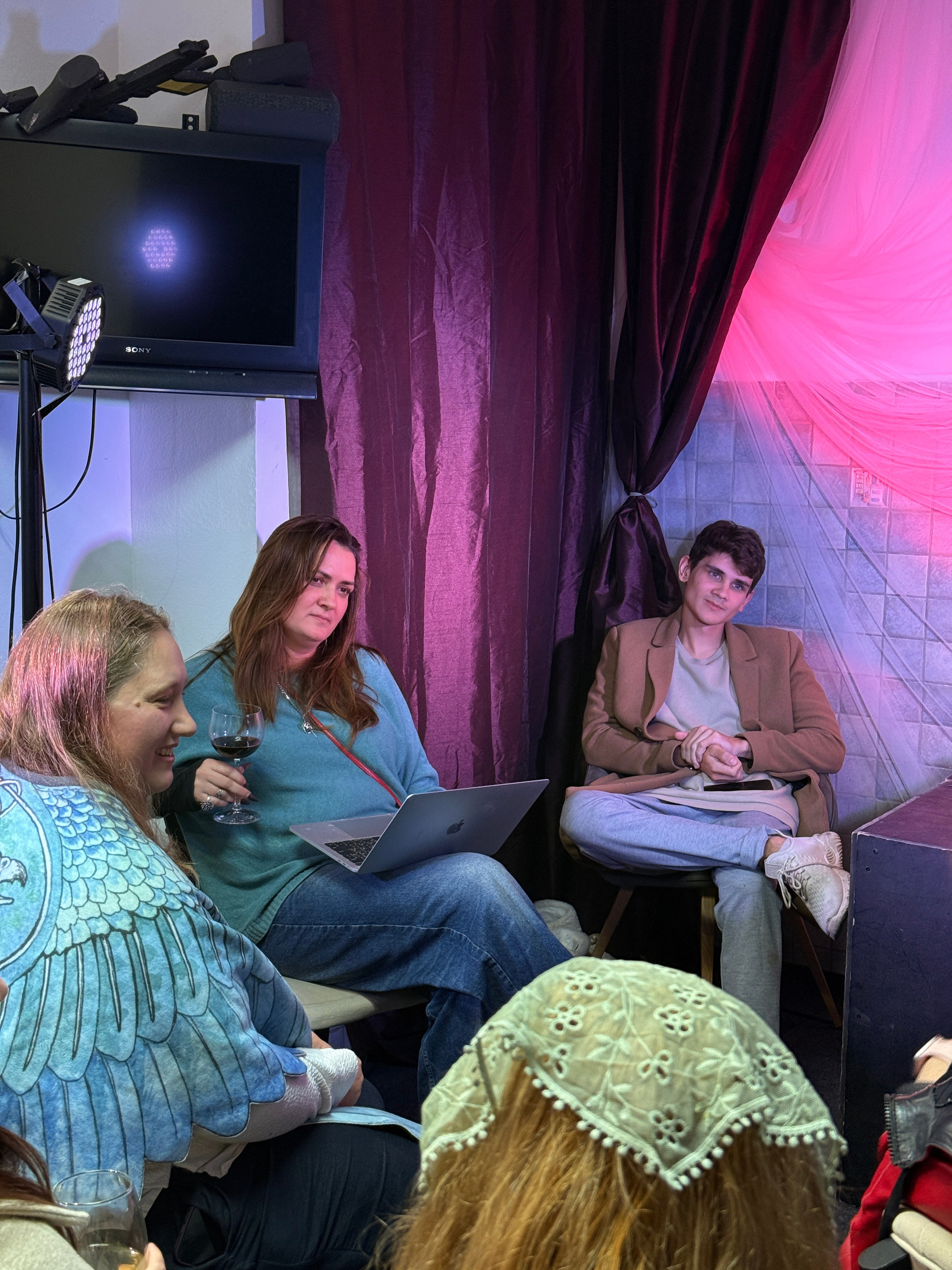 Фоторепортаж вистави у Будві. Портретний фотограф Альона Новгородцева