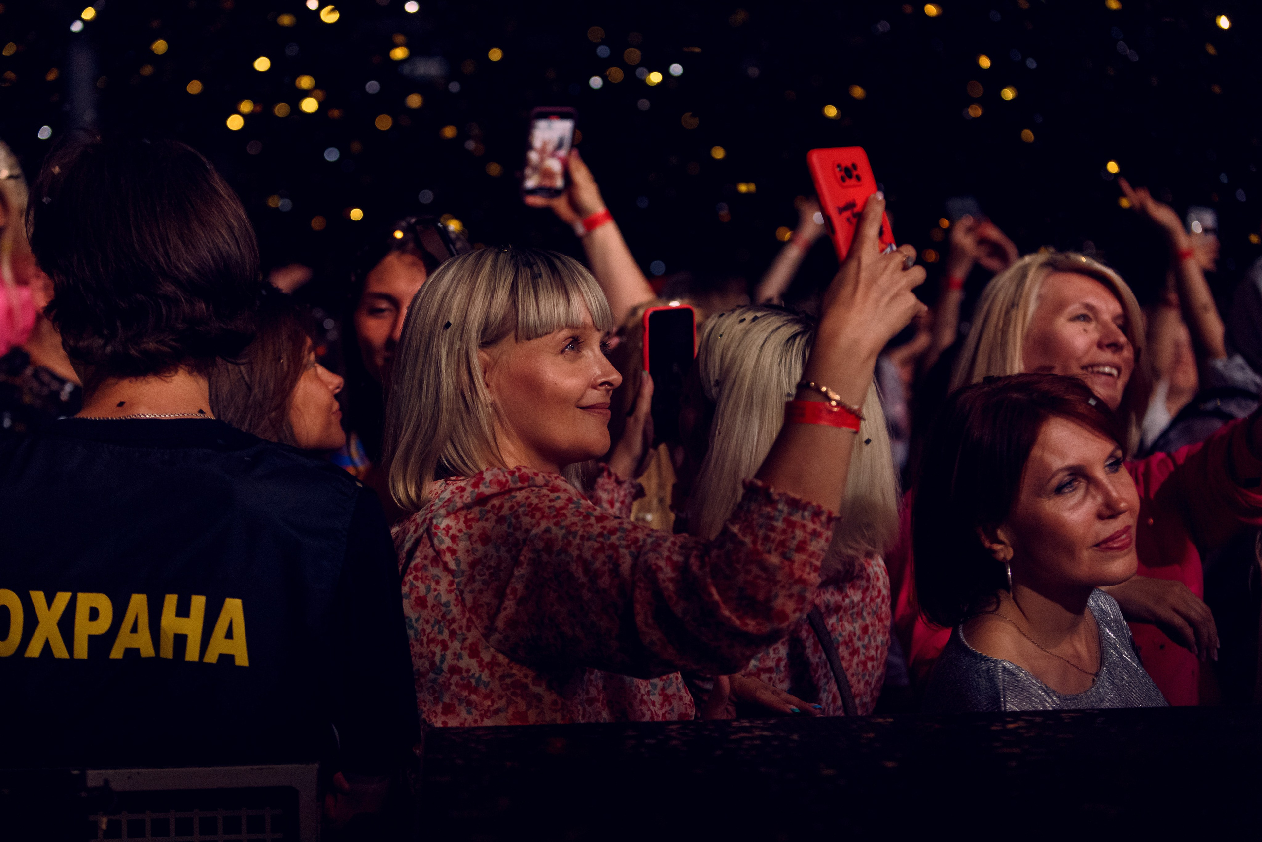 Fotos de una celebridad en un concierto. Fotógrafo de retrato, familia y reportajes en Valencia | España | Europa Vitalii Lumier
