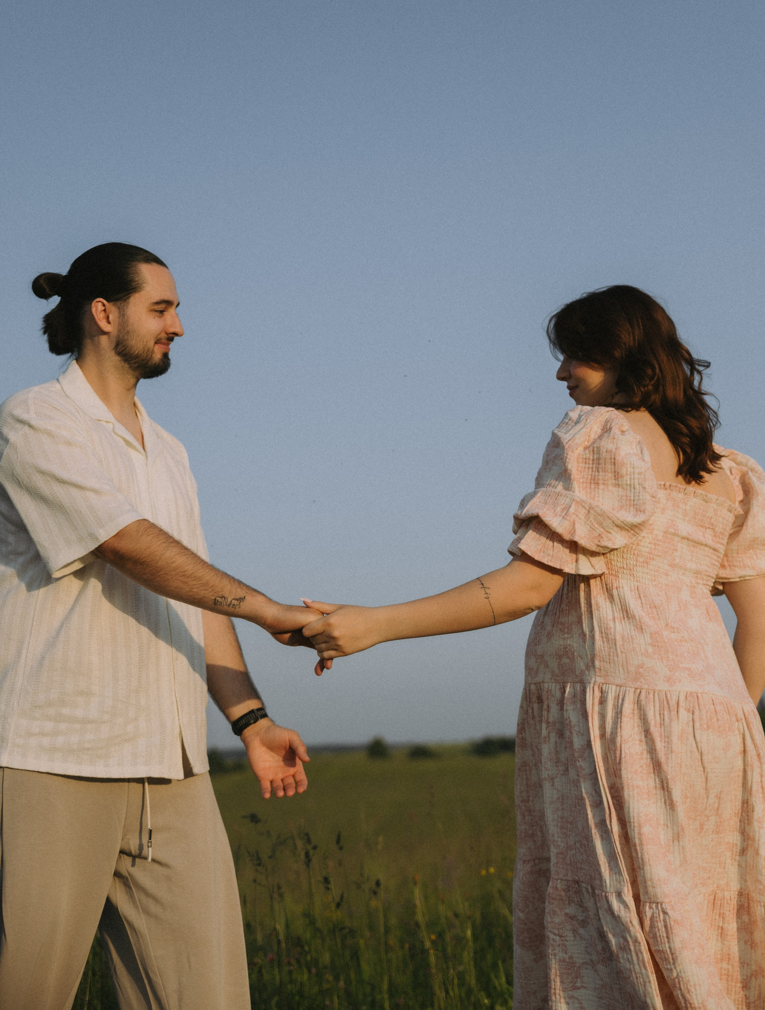Lera & Maksim | laukimo fotosesija pievoje saulei besileidžiant. Vestuvių ir šeimų fotografė Lena Bondarenko / belove photo