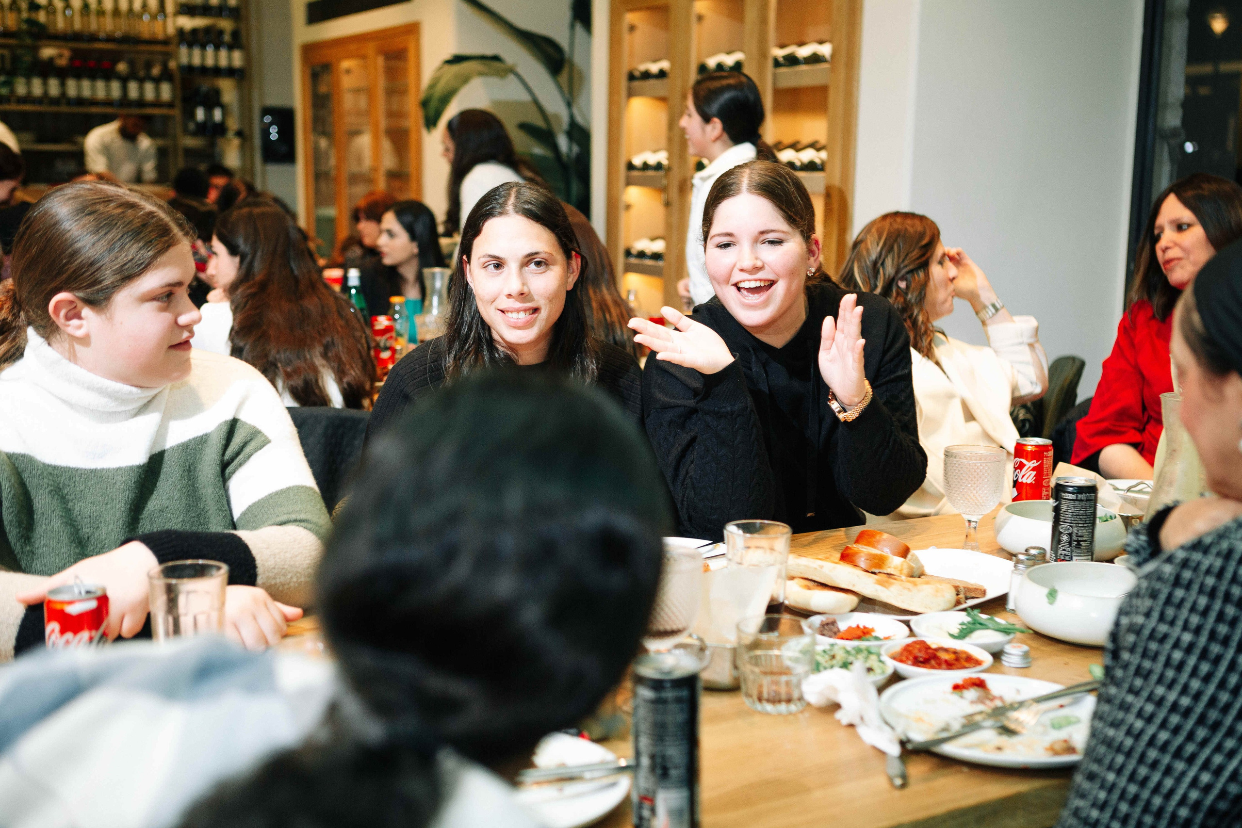 PARTY IN A RESTAURANT WITH THE WHOLE FAMILY. Https://shi-photo.com/