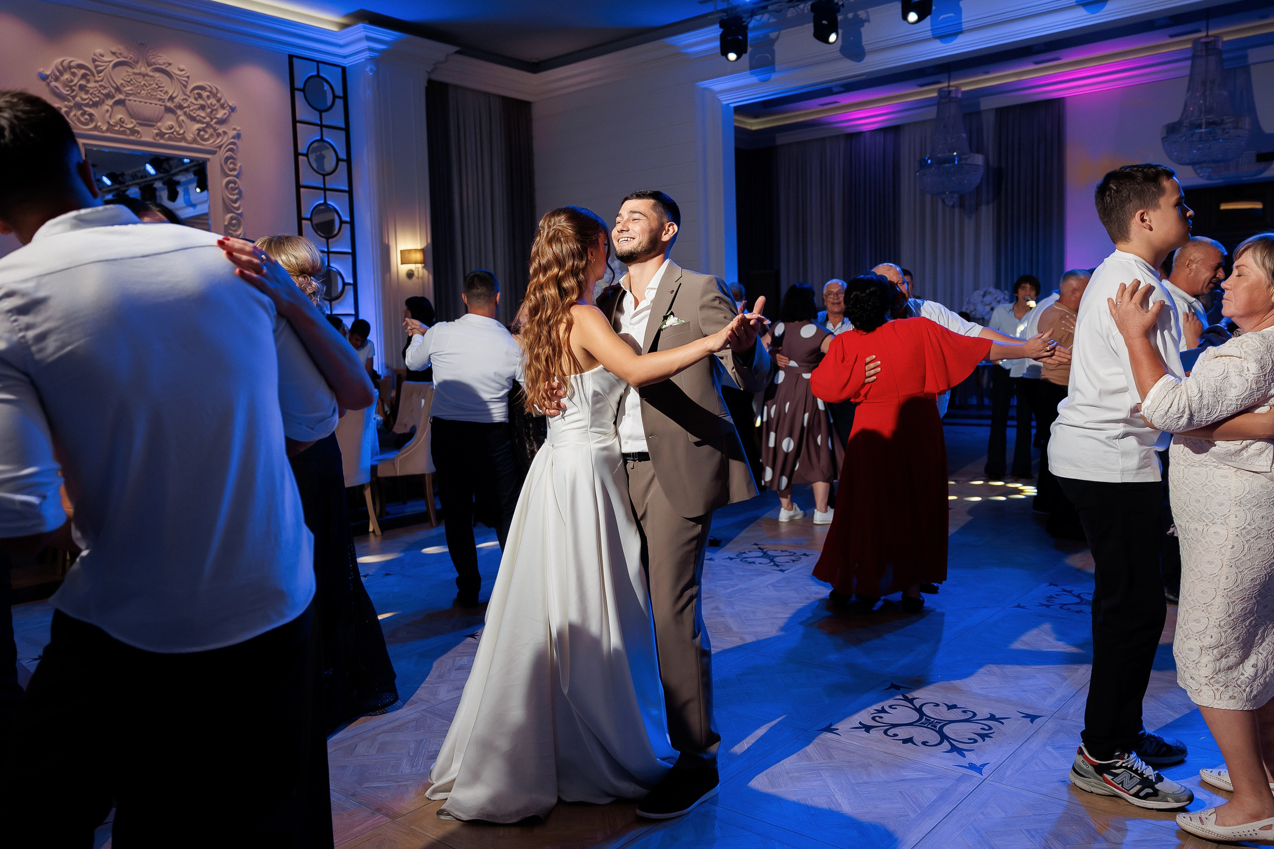 Eugen & Livia — Grand Elysee — Wedding Day. Servicii Foto și Video 067188353