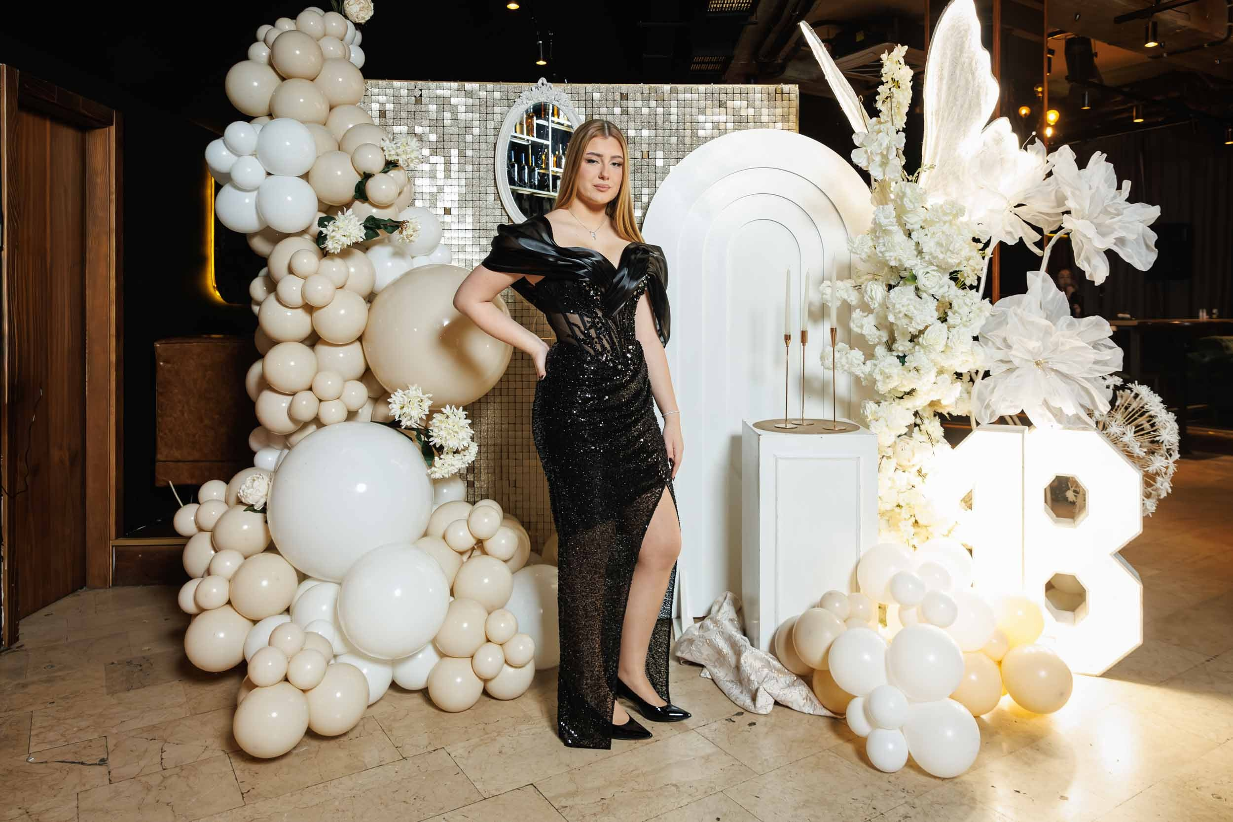 Portret slavljenice ispred cvetnog zida, Шећер & Soul proslava rođendana Novi Sad.