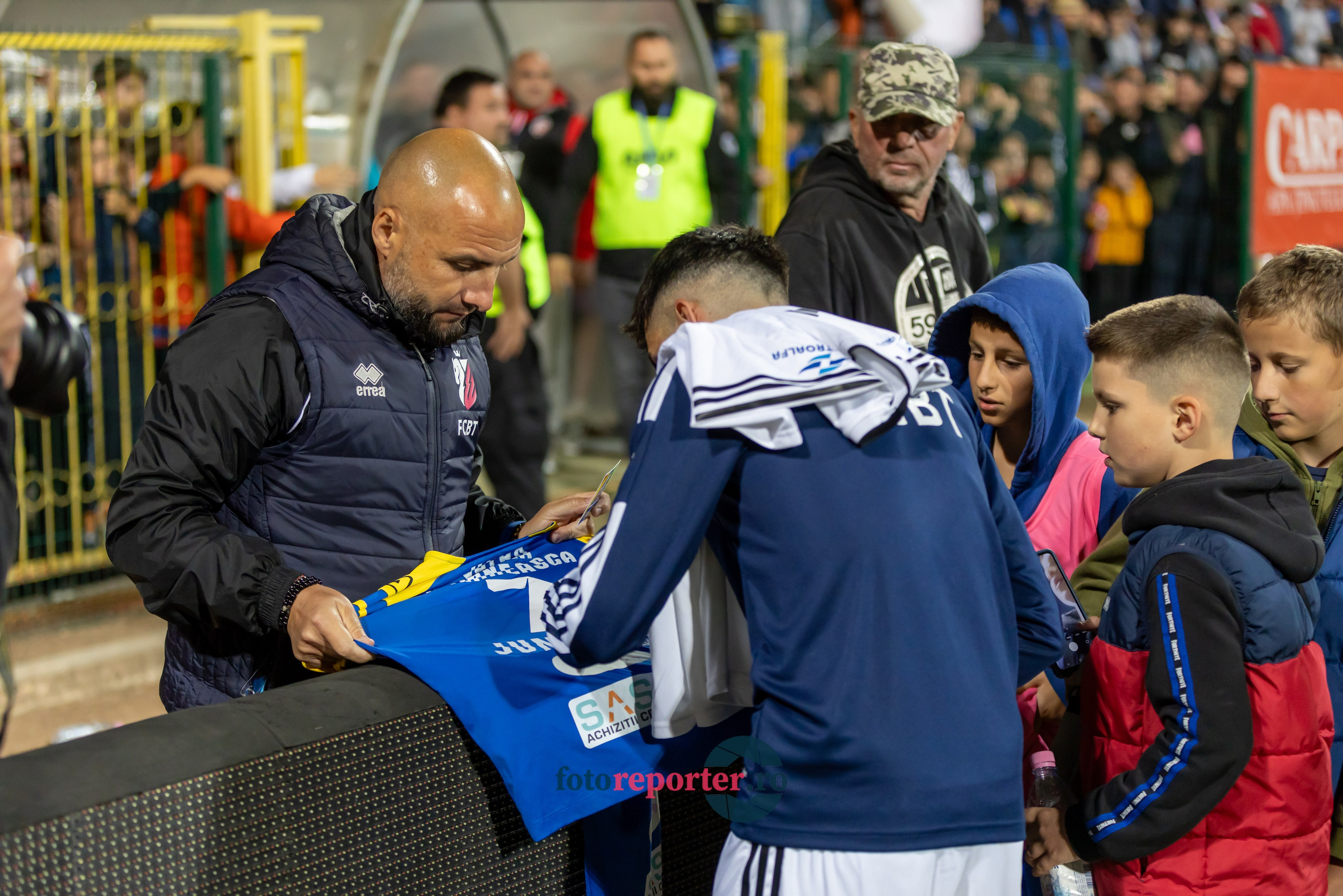 Galerie Foto: FC Botoșani vs. CS Mioveni - Pe 17 mai 2024, am fost martorii unei partide incredibile între FC Botoșani și CS Mioveni, în prima manșă a barajului pentru evitarea retrogradării. În fața unui stadion plin de emoție și speranță, echipa noastră a obținut o victorie importantă, cu un gol marcat de Aldair în minutul 93. 💪 *FC Botoșani 1-0 CS Mioveni*⚽️ Urmăriți momentele cheie ale meciului și bucuria suporterilor în această galerie foto! Pregătiți-vă pentru meciul de retur de pe 24 mai, când vom lupta din nou pentru a rămâne în prima ligă.#FCBotoșani #CSMioveni #BarajRetrogradare #ForzaBotoșani 