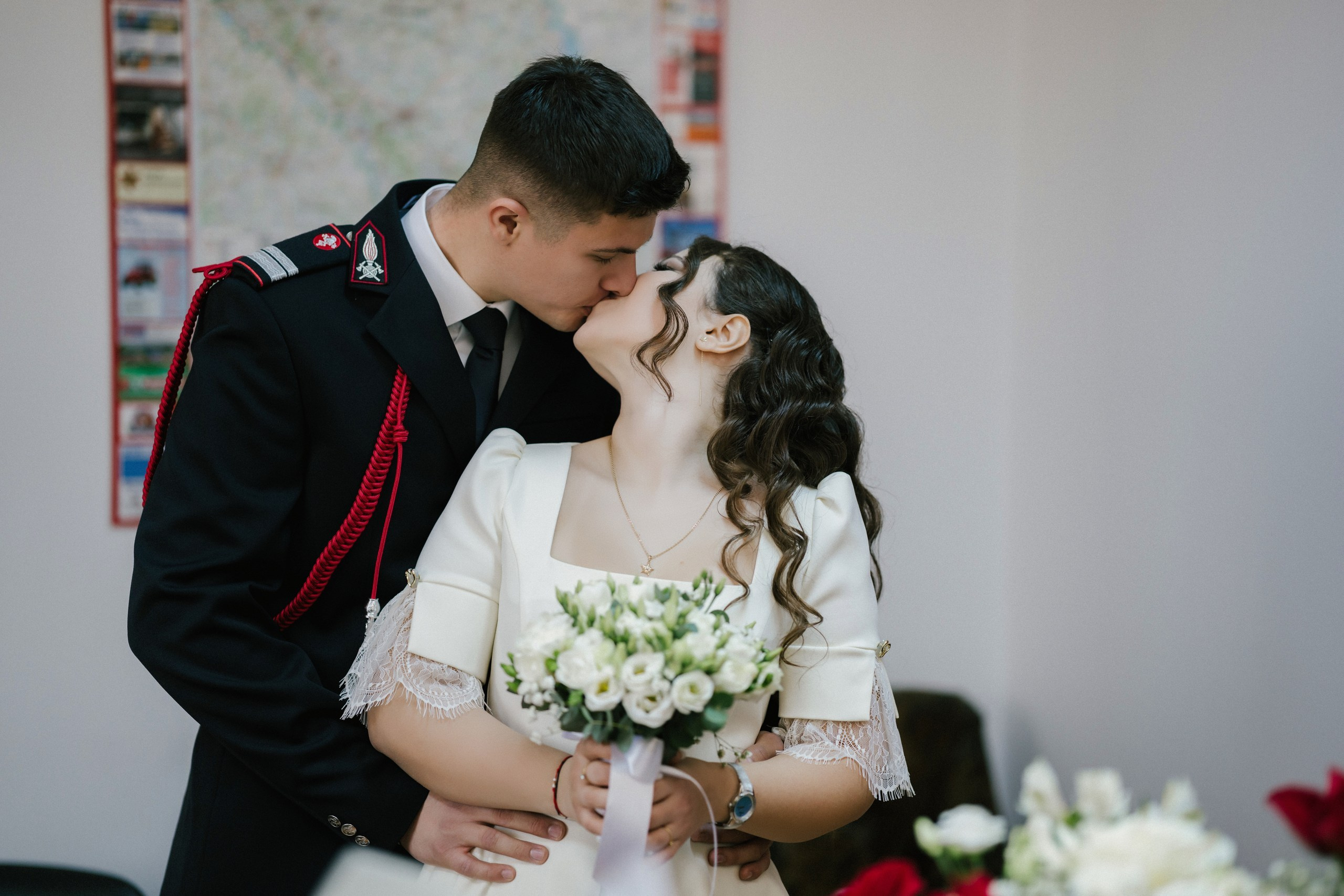 Povestitor prin fotografie - Fotograf nuntă Botoșani  – Alin Chirilă -* Gabriel și Denisa la starea civilă în Unțeni Botoșani, fotografie de cuplu pe scări elegante, Alin Chirilă fotograf* Mire și mireasă după cununia civilă în comuna Unțeni Botoșani, ședință foto realizată de AlinoFotoStudio* Fotograf stare civilă Botoșani, Gabriel și Denisa privindu-se cu drag pe scările locației de eveniment* Cuplu proaspăt căsătorit la cununia civilă Unțeni, fotografie romantică realizată de Alin Chirilă fotograf* Gabriel și Denisa după ceremonia civilă, ședință foto la Restaurant Luceafărul Popas Cucorăni* Fotograf evenimente Botoșani, stare civilă Unțeni, mire și mireasă în cadru elegant și luminos* Mire în uniformă și mireasă cu buchet alb, fotografie de nuntă civilă în județul Botoșani* AlinoFotoStudio portret de cuplu la stare civilă, Gabriel și Denisa în ziua logodnei civile* Fotograf cununie civilă Botoșani, moment romantic surprins la Popas Cucorăni Luceafărul* Gabriel și Denisa și-au spus da la Unțeni Botoșani, amintiri fotografice naturale și elegante* Mireasă cu păr ondulat și mire în uniformă militară, fotografie de cuplu la stare civilă* Alin Chirilă povestitor prin fotografie, cununie civilă Gabriel și Denisa în Botoșani* Ședință foto de stare civilă Botoșani, cuplu pe scări decorative într-un cadru rafinat* Fotograf nuntă și stare civilă Suceava Botoșani Iași, Gabriel și Denisa în ziua cea mare* Imagine romantică de la cununia civilă Unțeni, mire și mireasă zâmbind unul către celălalt, fotograf uvertura mall Botoșani, fotograf mall- servicii foto- video Botoșani 