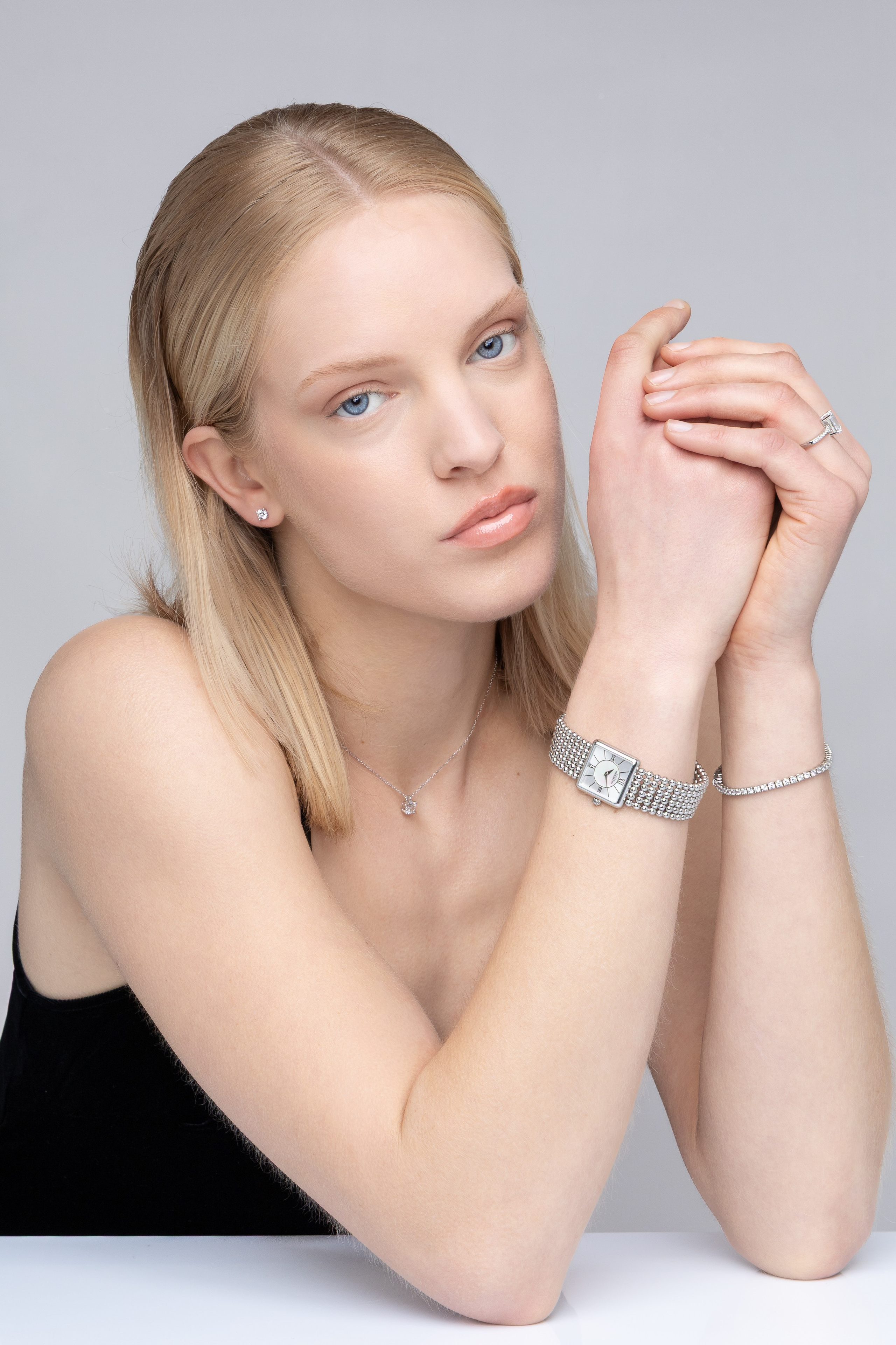 Shooting studio glamour à Toulouse : modèle blonde aux yeux bleus et bijoux raffinés