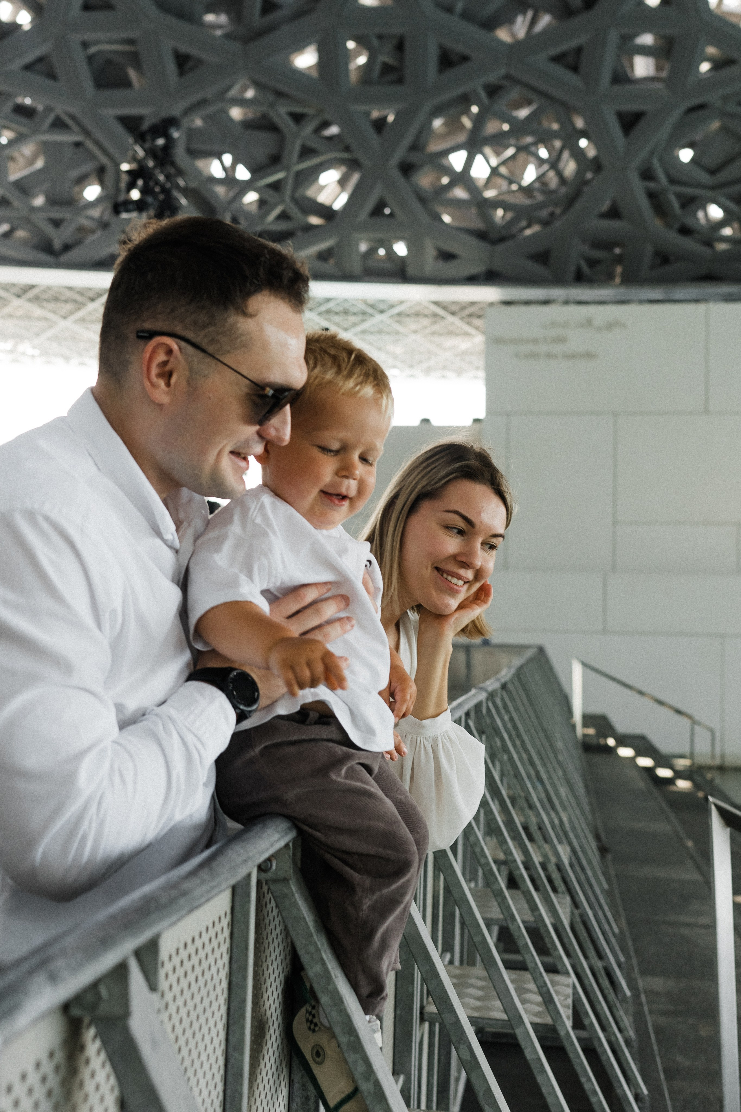 Louvre Dima, Dasha and Artemy. Professional Photographer Abu Dhabi, Dubai — Yulia Ismoilova | 2025