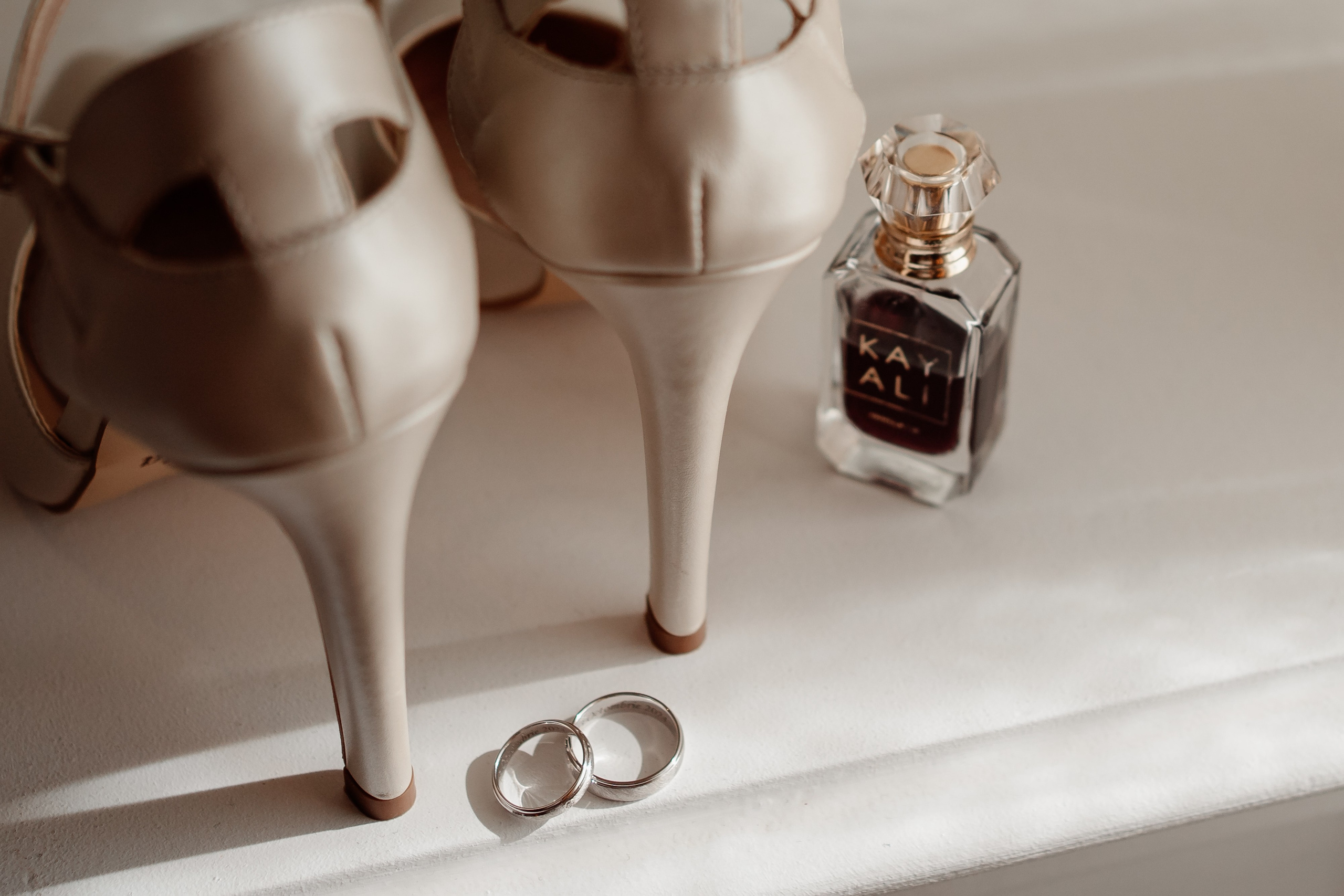 Moment emoționant între miri în ziua nunții, surprins într-un cadru natural și romantic, la Drobeta Turnu Severin. Fotografie de nuntă profesională, editată artistic pentru a evidenția emoția și eleganța evenimentului.