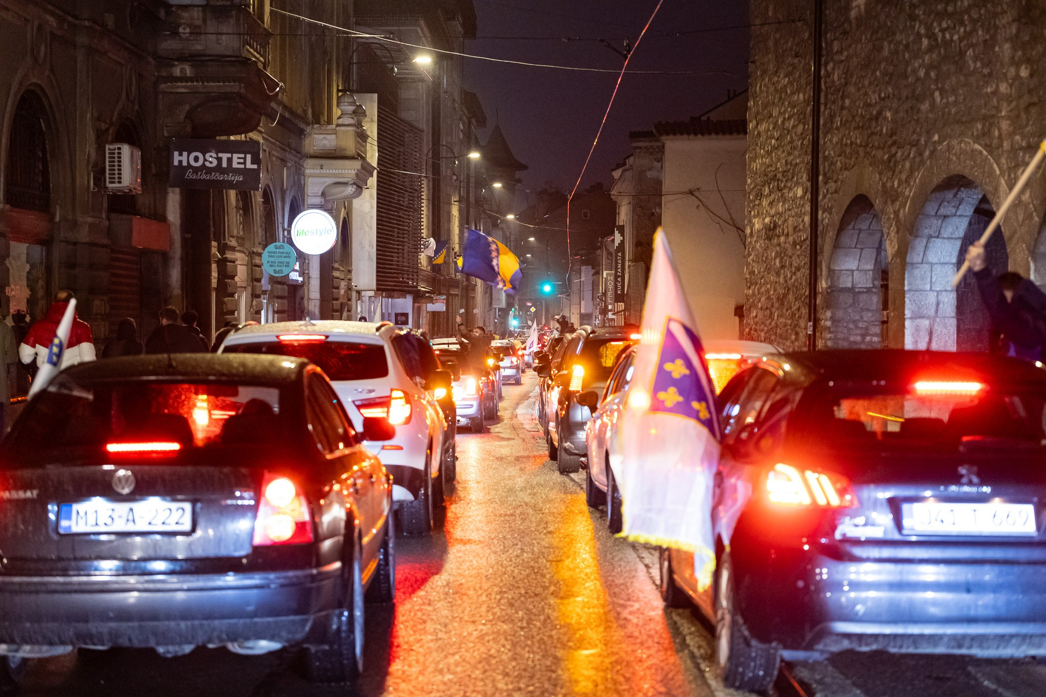 Portret učesnika slavlja sa zastavom Bosne i Hercegovine