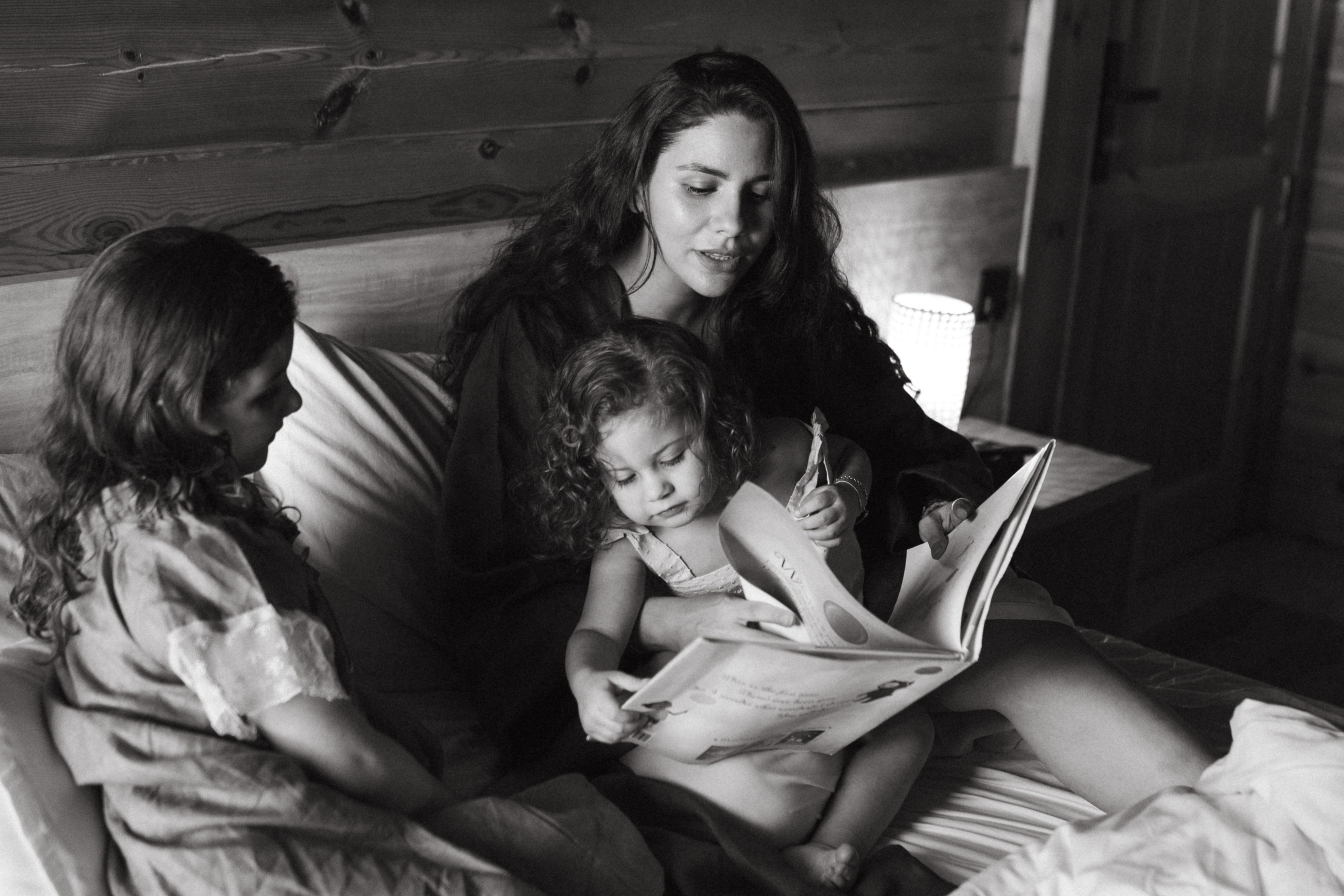 Amnah with daughters. Family photographer in Saudi Arabia