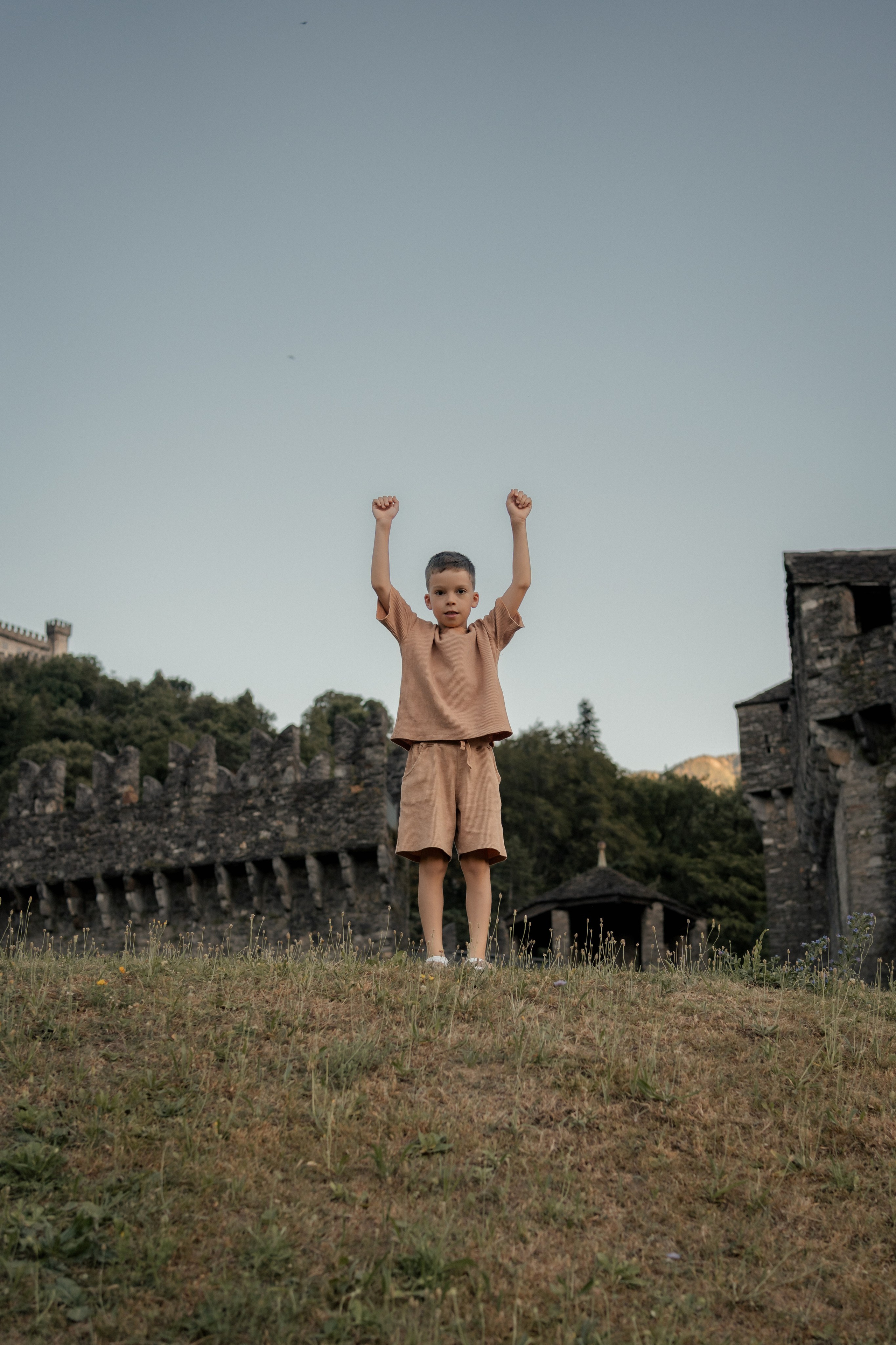 Sesión familiar con vistas a Bellinzona. Fotografía profesional en Calafell - Elena Medvedeva