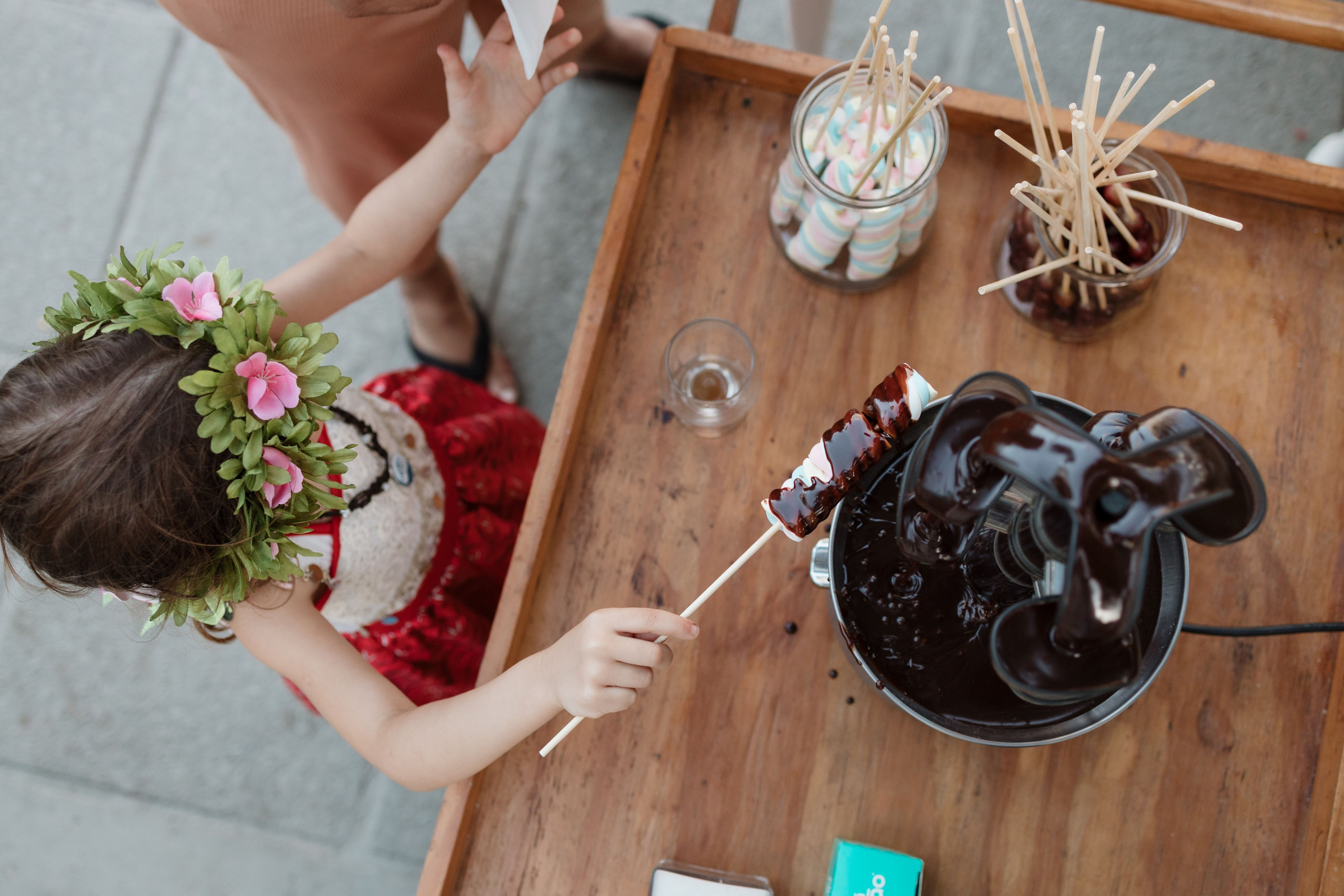 Menina comemorando aniversário de 5 anos com boas comidinhas