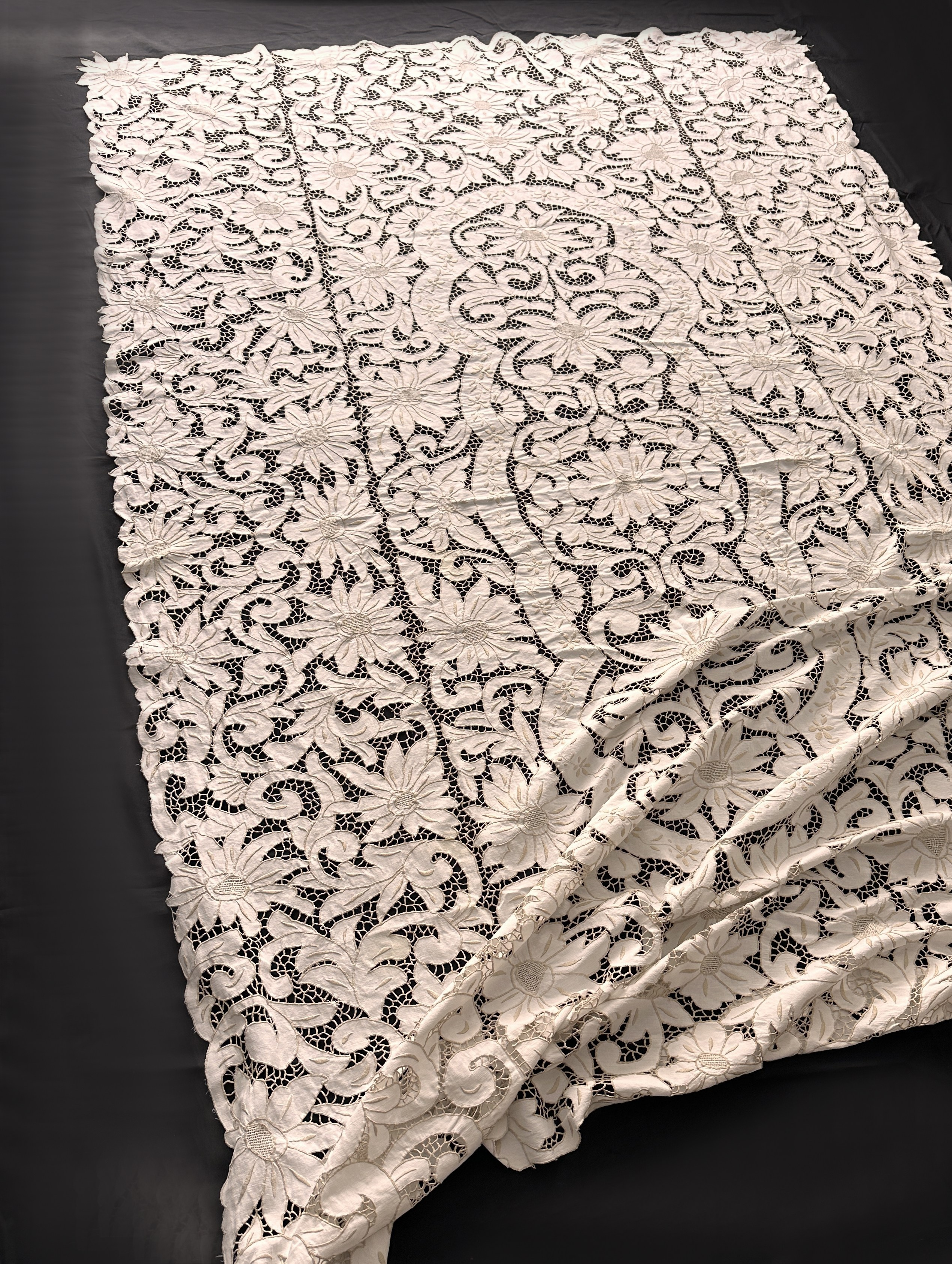 Textil1. Современнные и актикварные украшения в Барселоне, Москве и Санкт-Петербурге