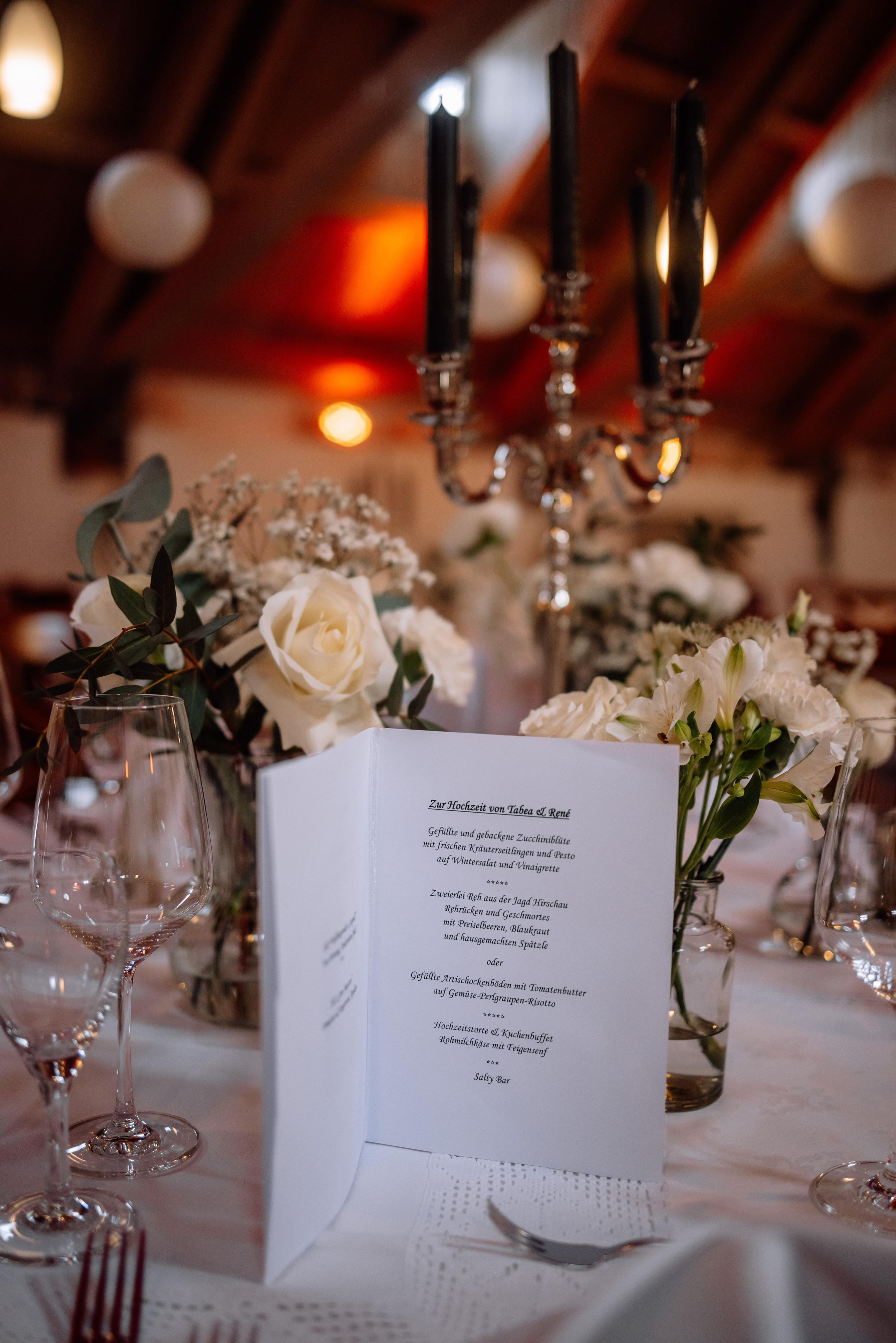 Blumenschmuck im historischen Saal