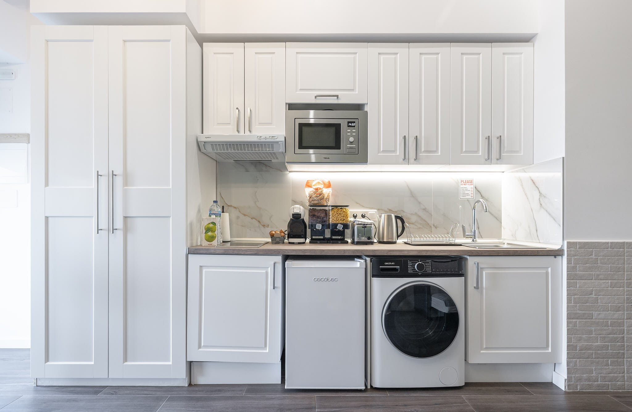 Cocina minimalista en tonos claros en Valencia, interior inmobiliario