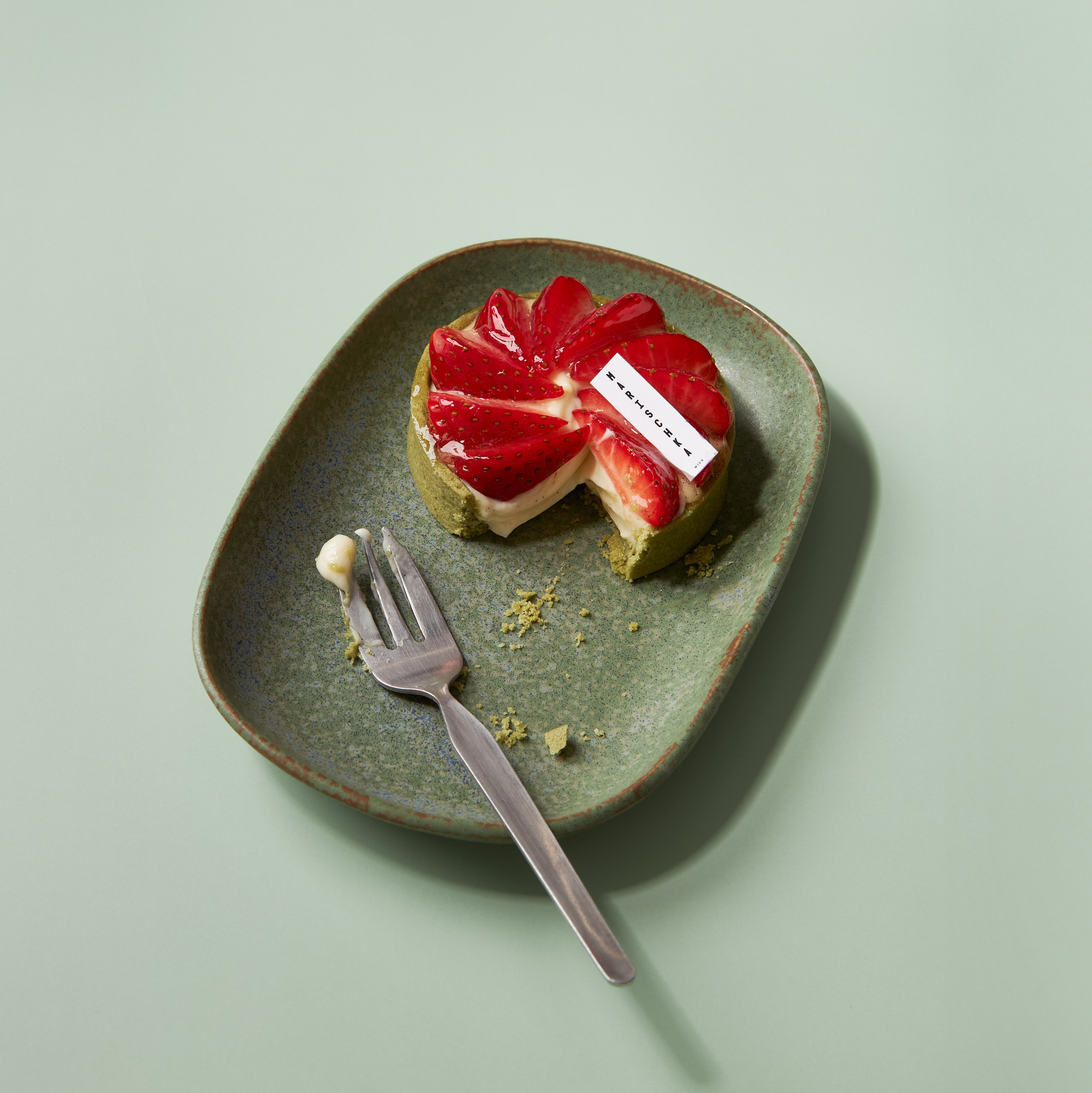 Lifestyle-Foto eines Tartes mit Erdbeeren auf Teller, angeschnitten, Content-Fotografie für Social Media, Werbung und Banner