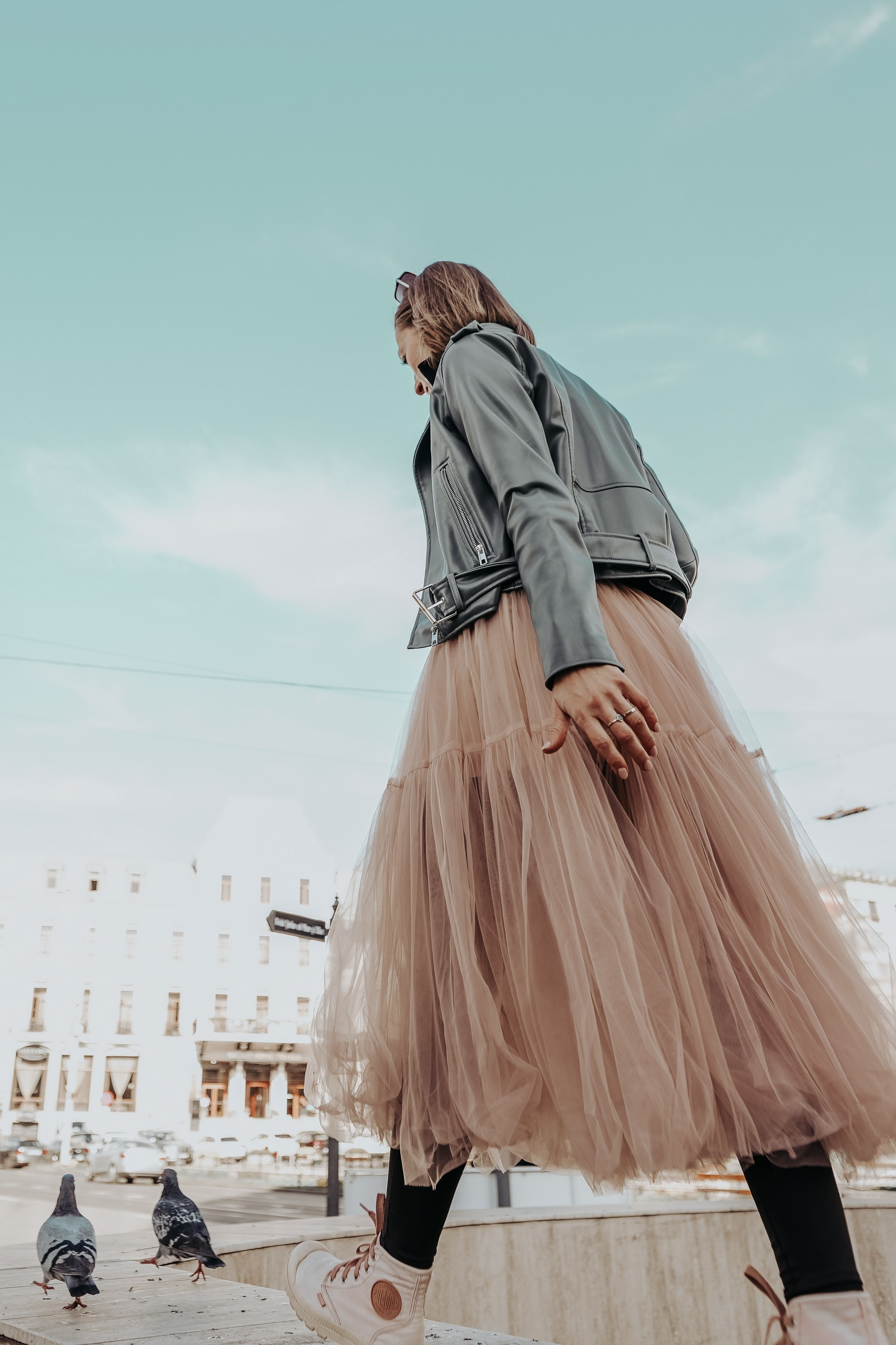 Sunt o Zeita — yoga on street. MARINABUGS