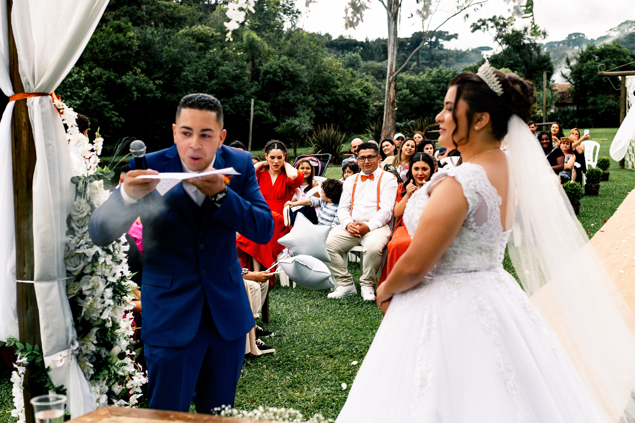 Noivo assoprando pó simbólico dos votos de casamento, cena criativa e cheia de simbolismo.