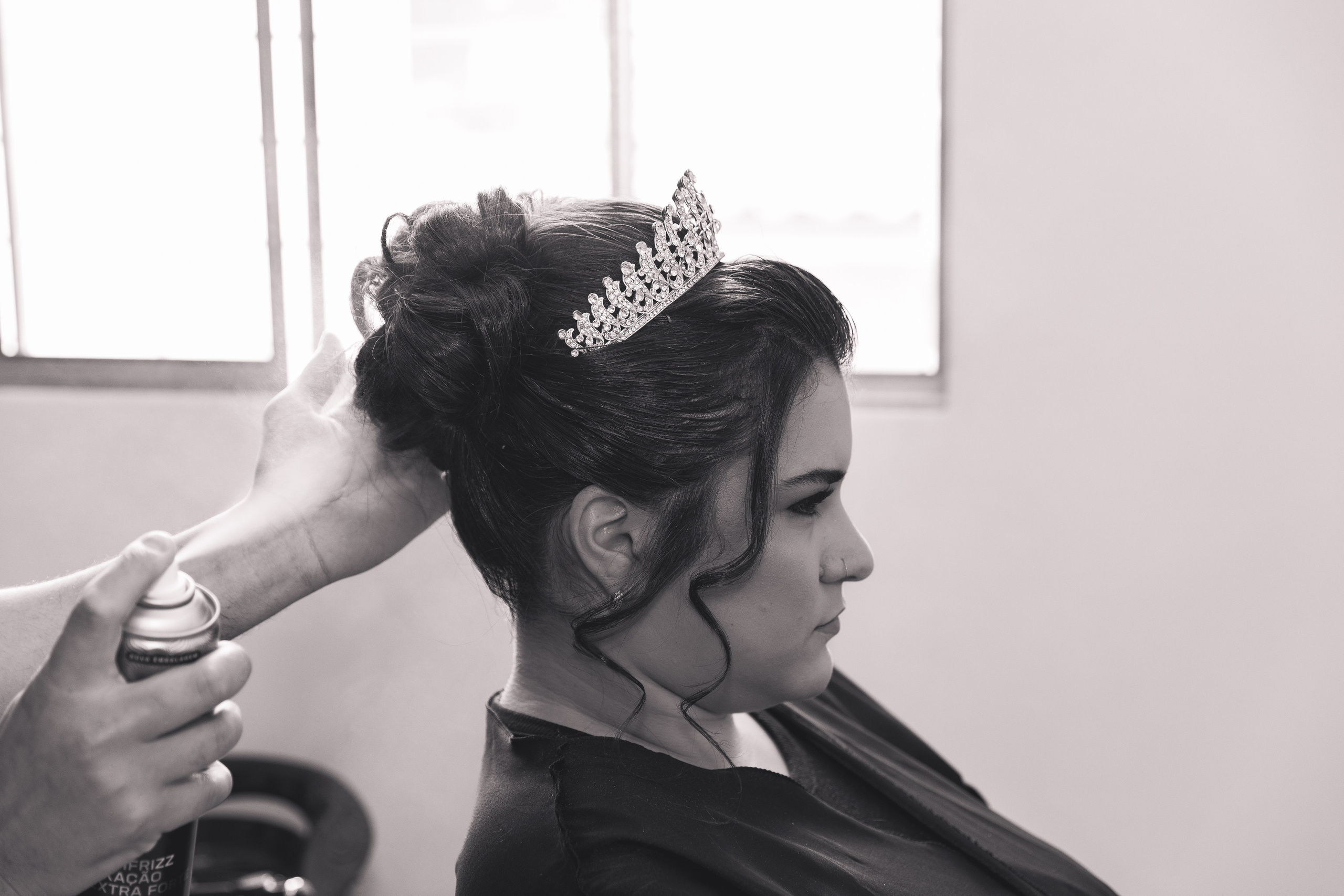 Noiva no making-of olhando nos olhos da mãe, testa com testa e mãos entrelaçadas, momento de amor antes do casamento.