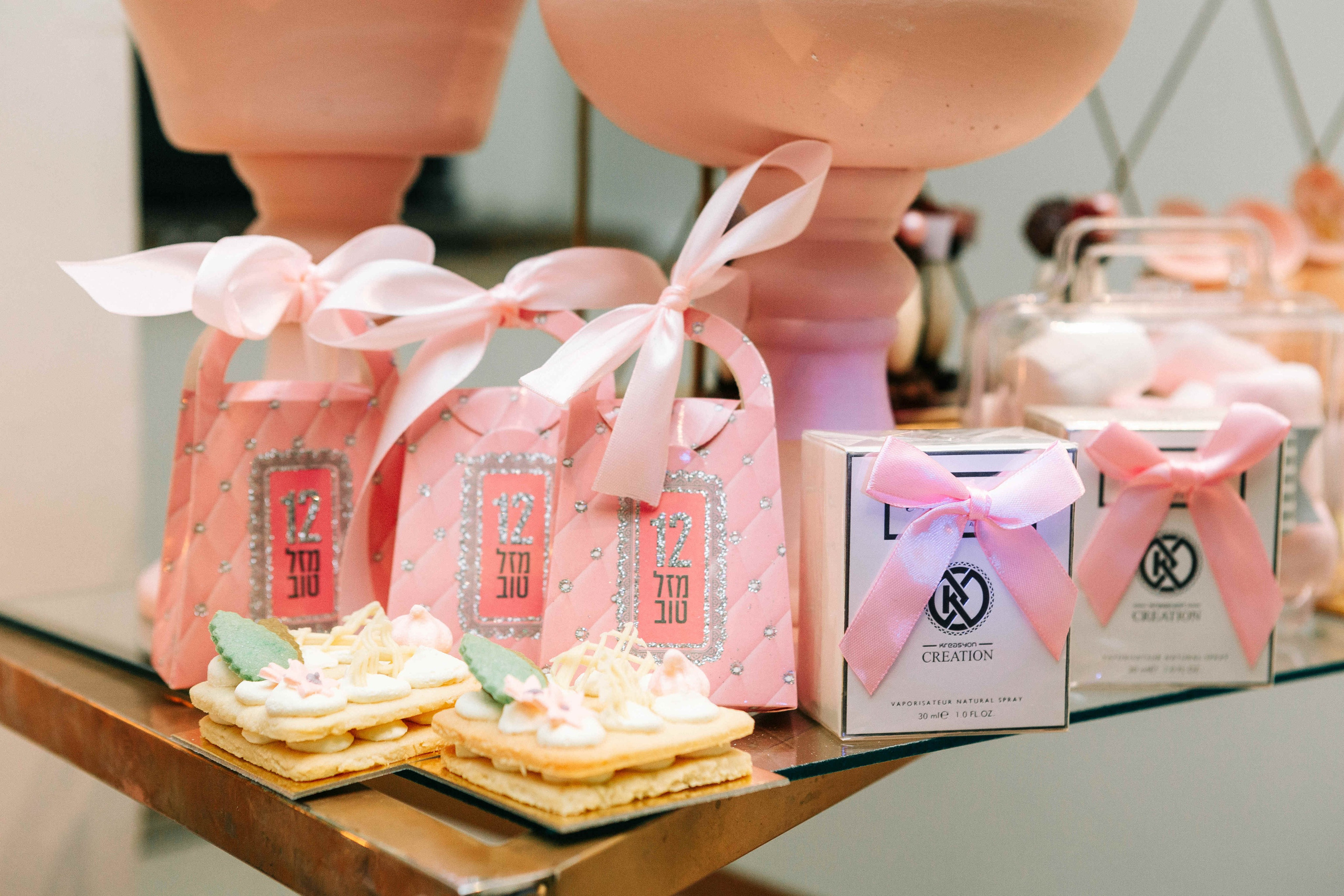 PARTY IN A RESTAURANT WITH THE WHOLE FAMILY. Https://shi-photo.com/