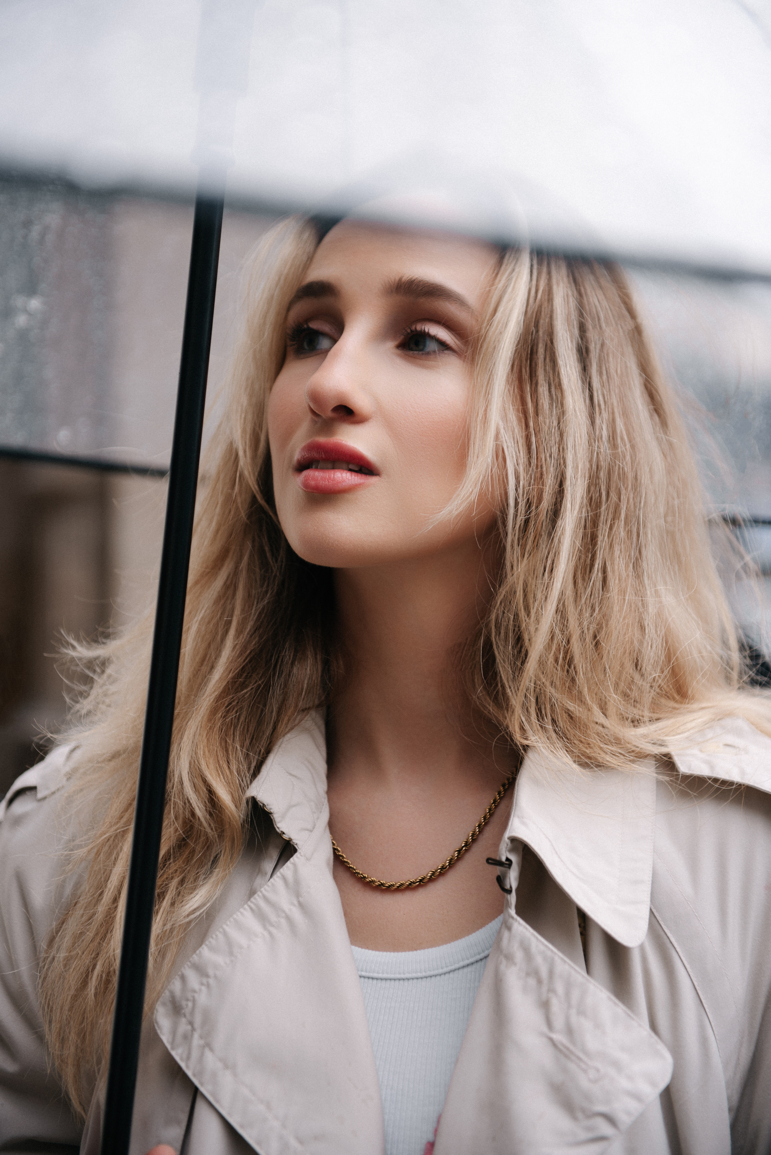 Photoshoot in Vienna under the rain near Opera. Photographer in Vienna Ksenia Kogler