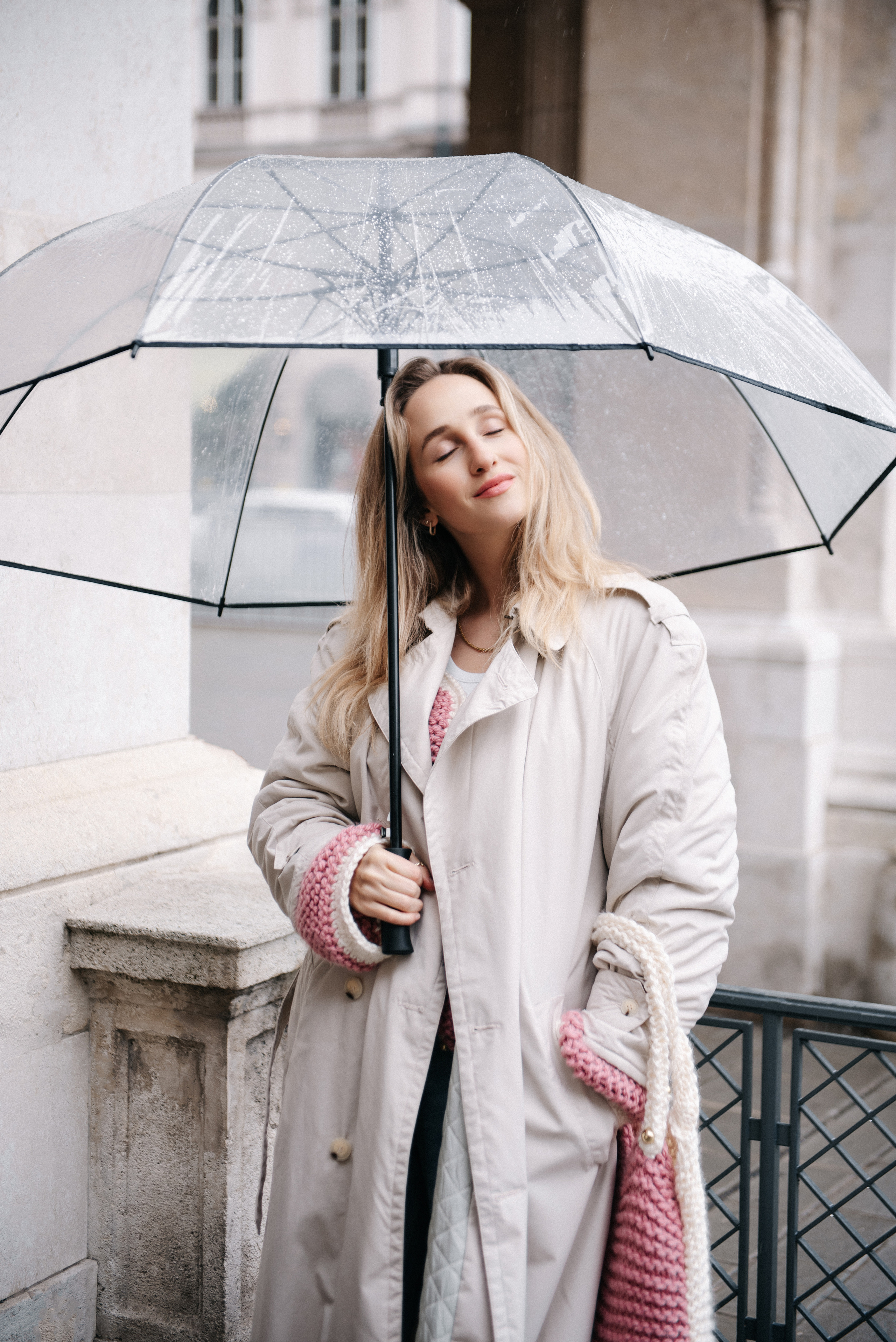Photoshoot in Vienna under the rain near Opera. Photographer in Vienna Ksenia Kogler