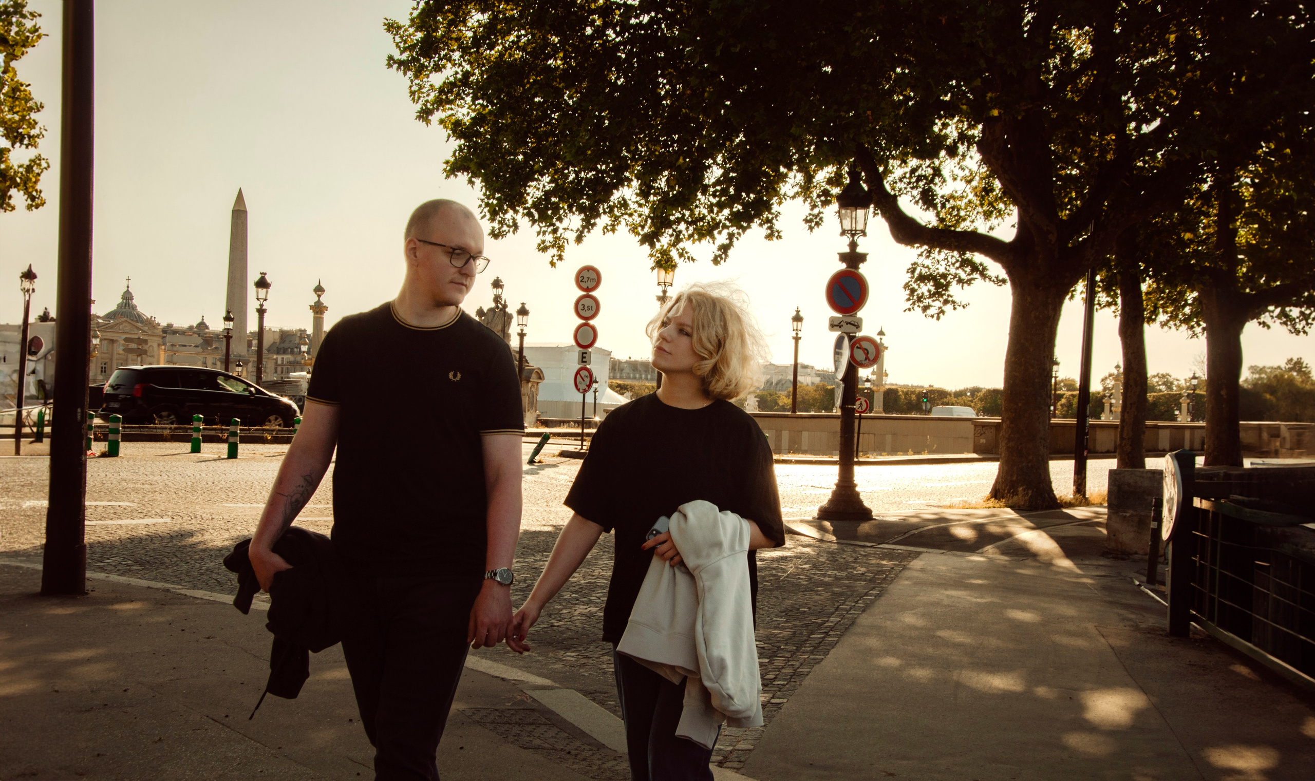 Couple photoshoot near the Louvre. Paris photographer — Polina Osipova