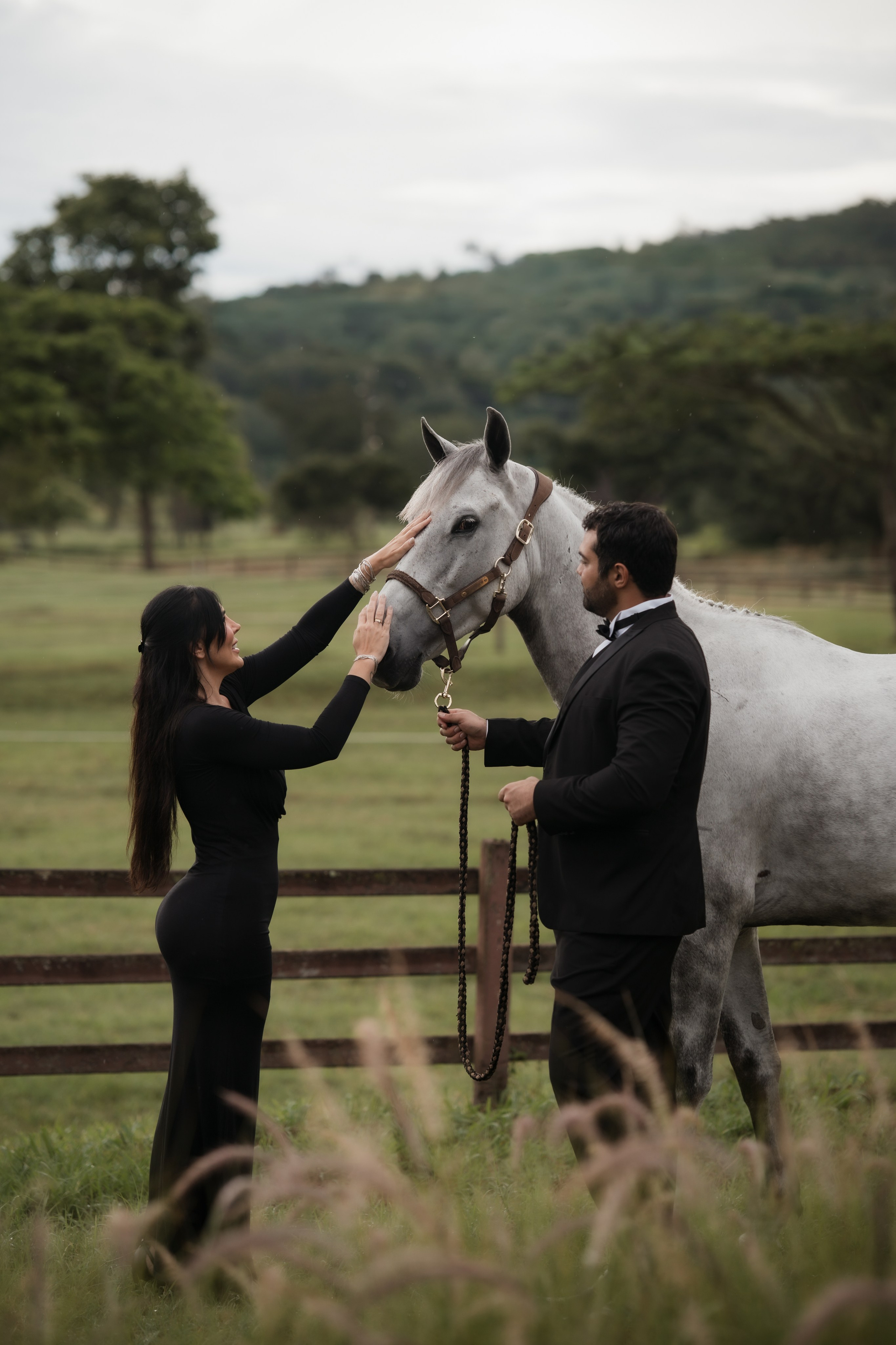 Inspiração para ensaio pré-wedding com cavalo e atmosfera cinematográfica. Sara e Rafael escolheram uma sessão com linguagem editorial, composição minimalista e fotografia autoral em Minas Gerais.