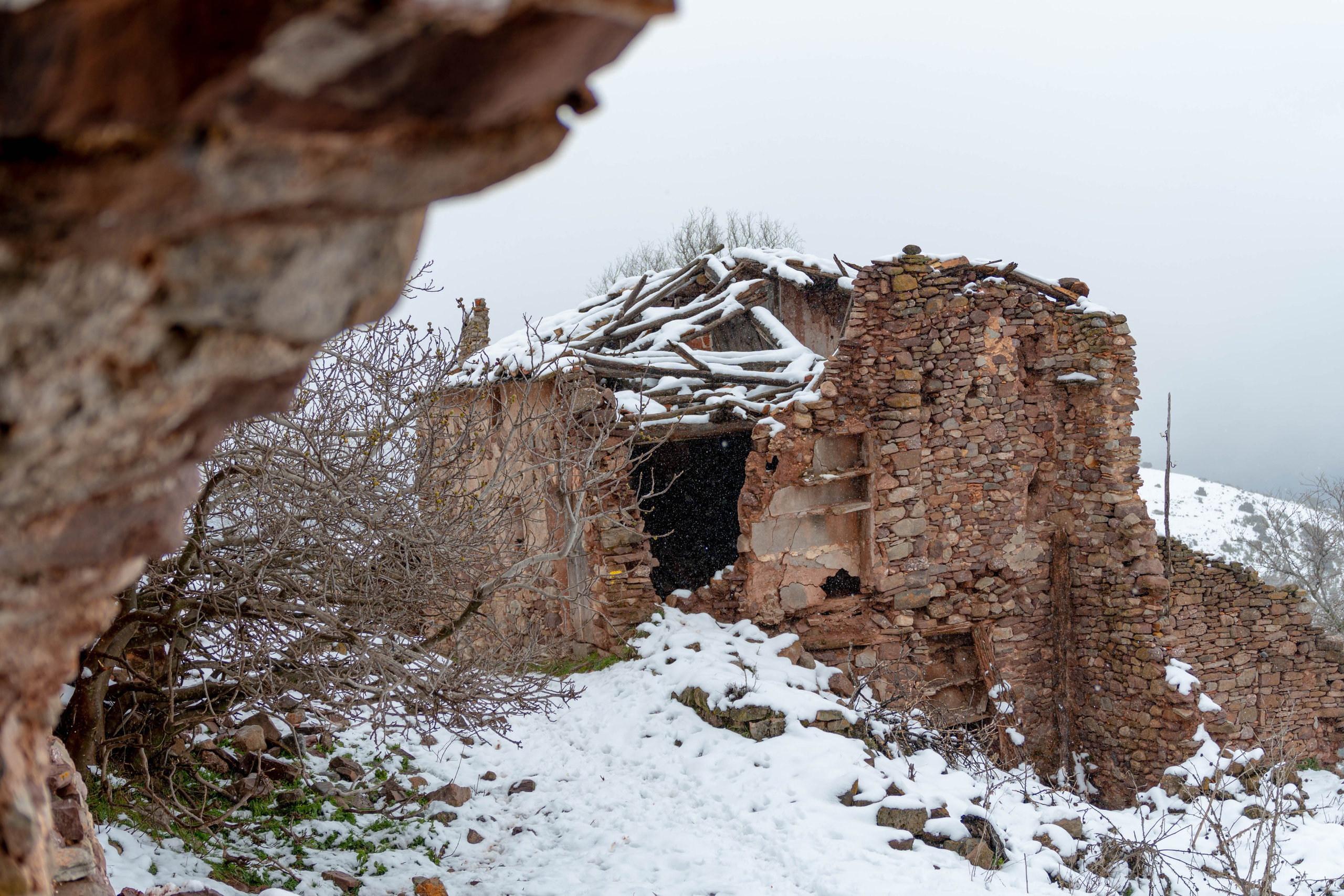 Pueblo abandonado de Montsor nevado. Alba del Norte Studio