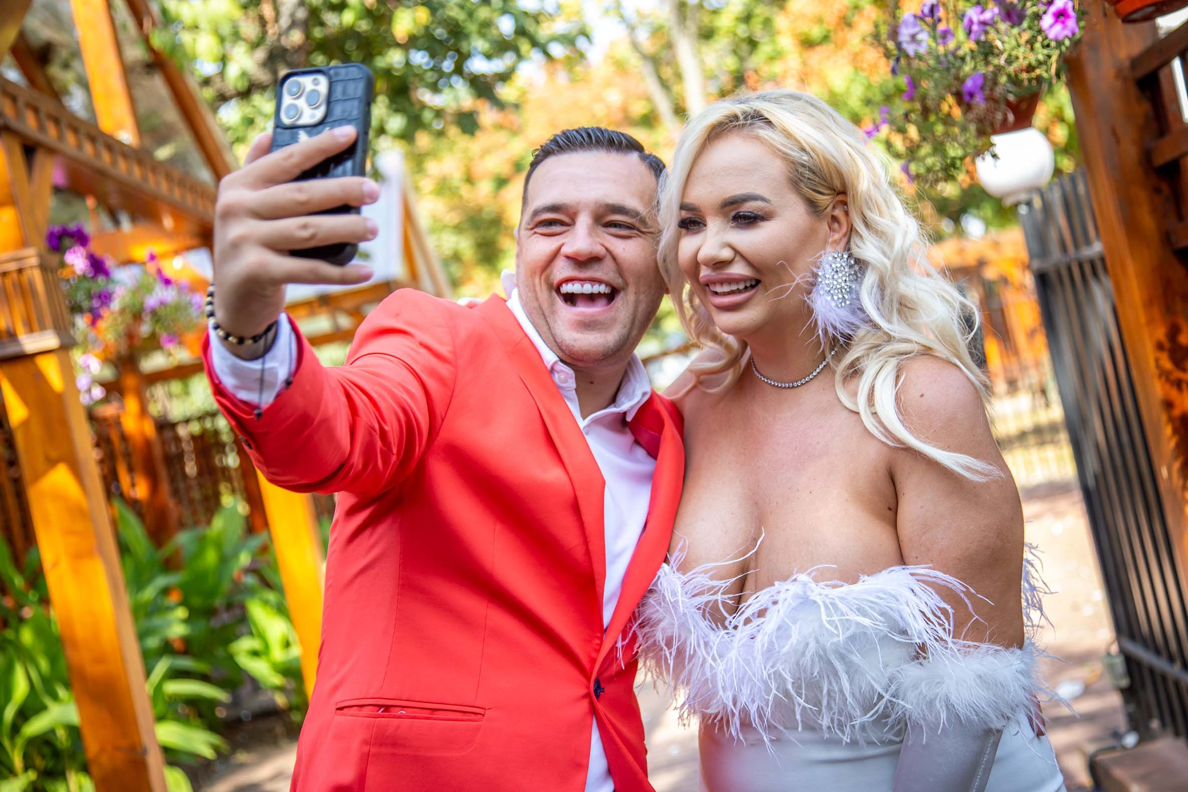 Mire și mireasă făcând selfie împreună la cununie - Moment vesel, sesiune foto nuntă București