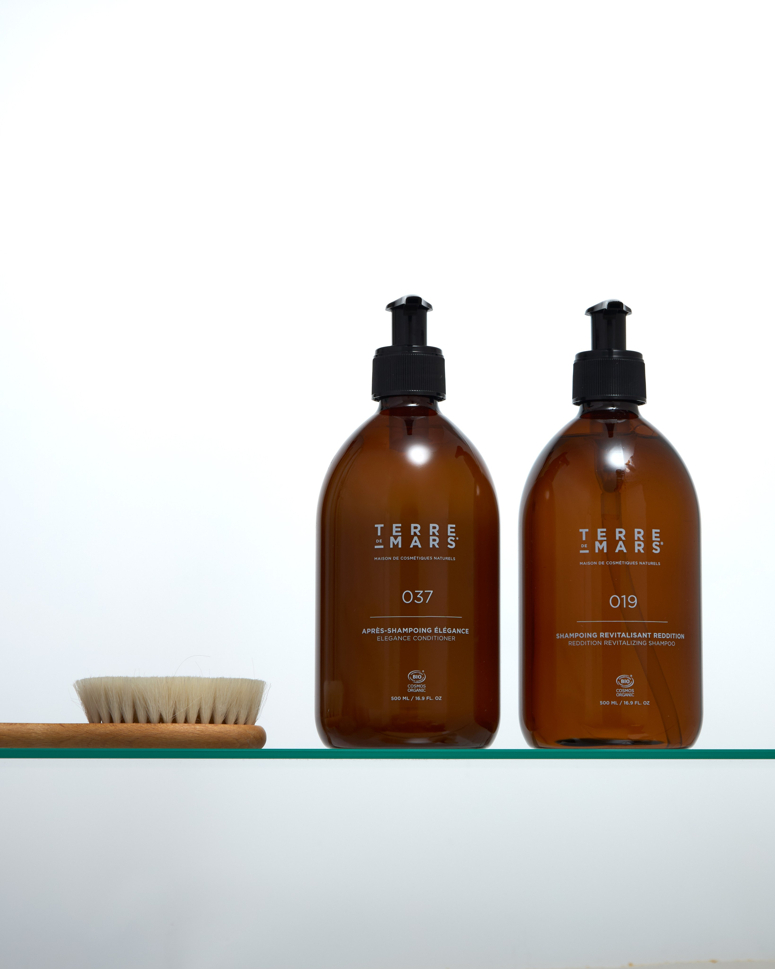 Shampoo und Duschgel in Badezimmer-Inszenierung, Werbefotografie für Social Media и Website