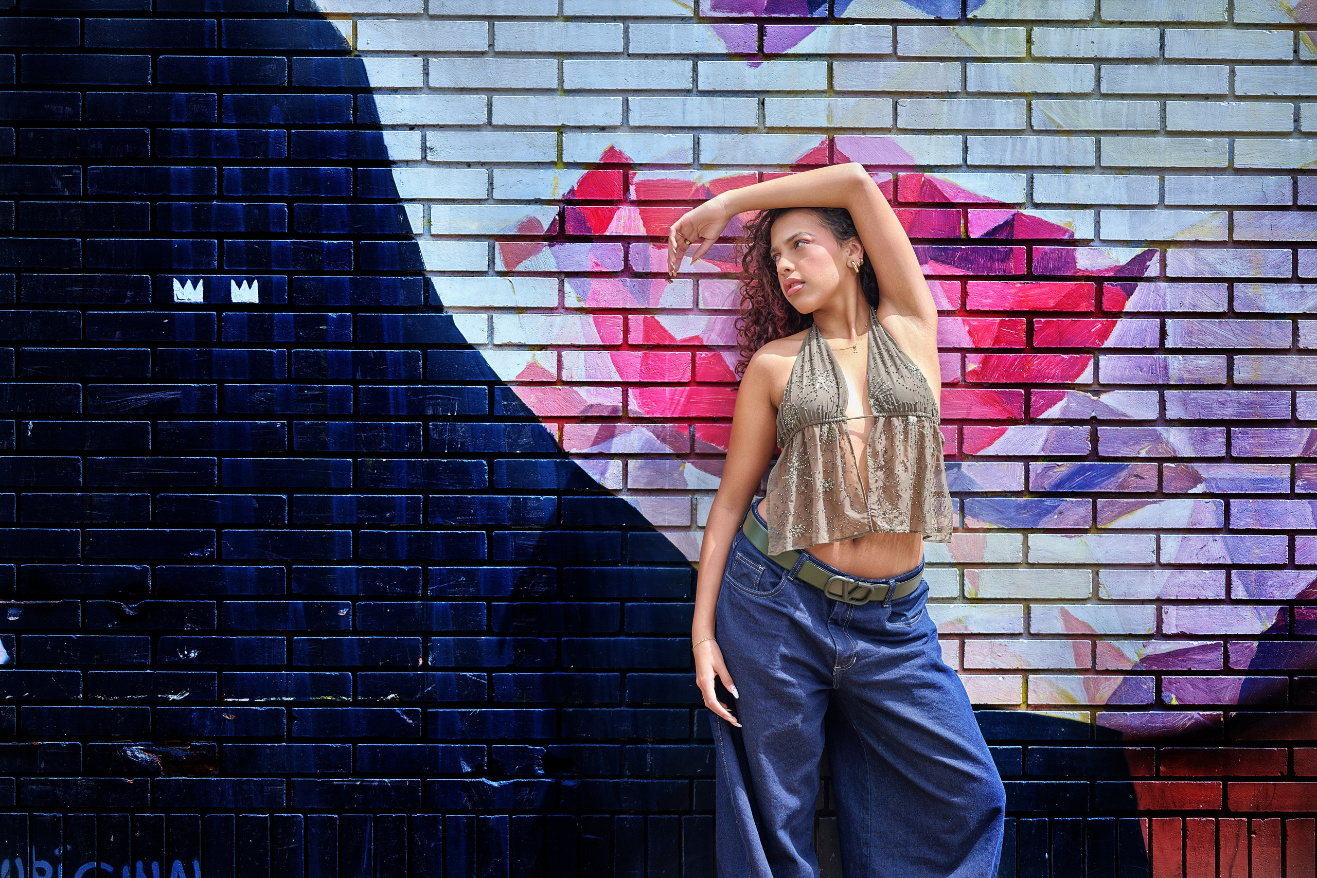Quinceañera caminando por Distrito Graffiti, sesión de fotos estilo editorial por ZZ Hendrick.