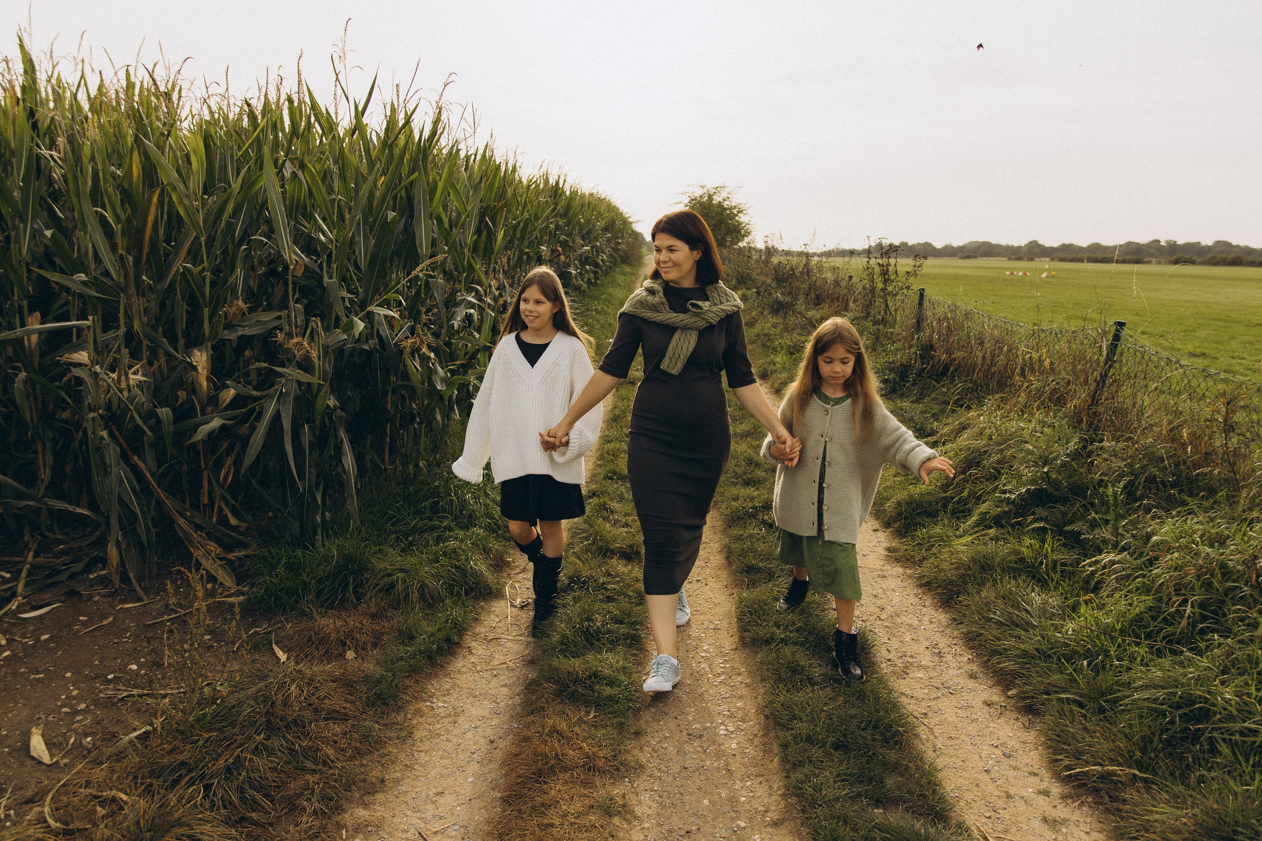 Mama und ihre zwei bezaubernden Töchter in einer familiären Fotosession. Familien & Hochzeitfotografin Nadja Holzmann