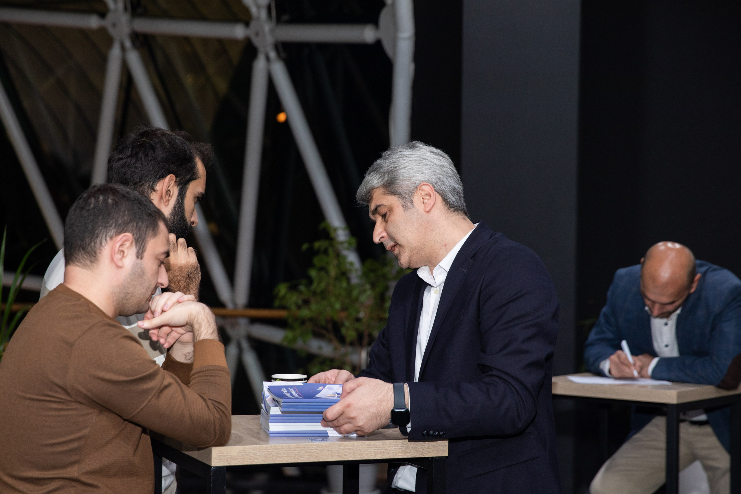 “Astronomiyada Əsas Anlayışlar” kitabının və “Fəza və Zamanın Elçiləri” filminin təqdimatı. Həvəskar Astronomlar Cəmiyyəti — Astronomy.az