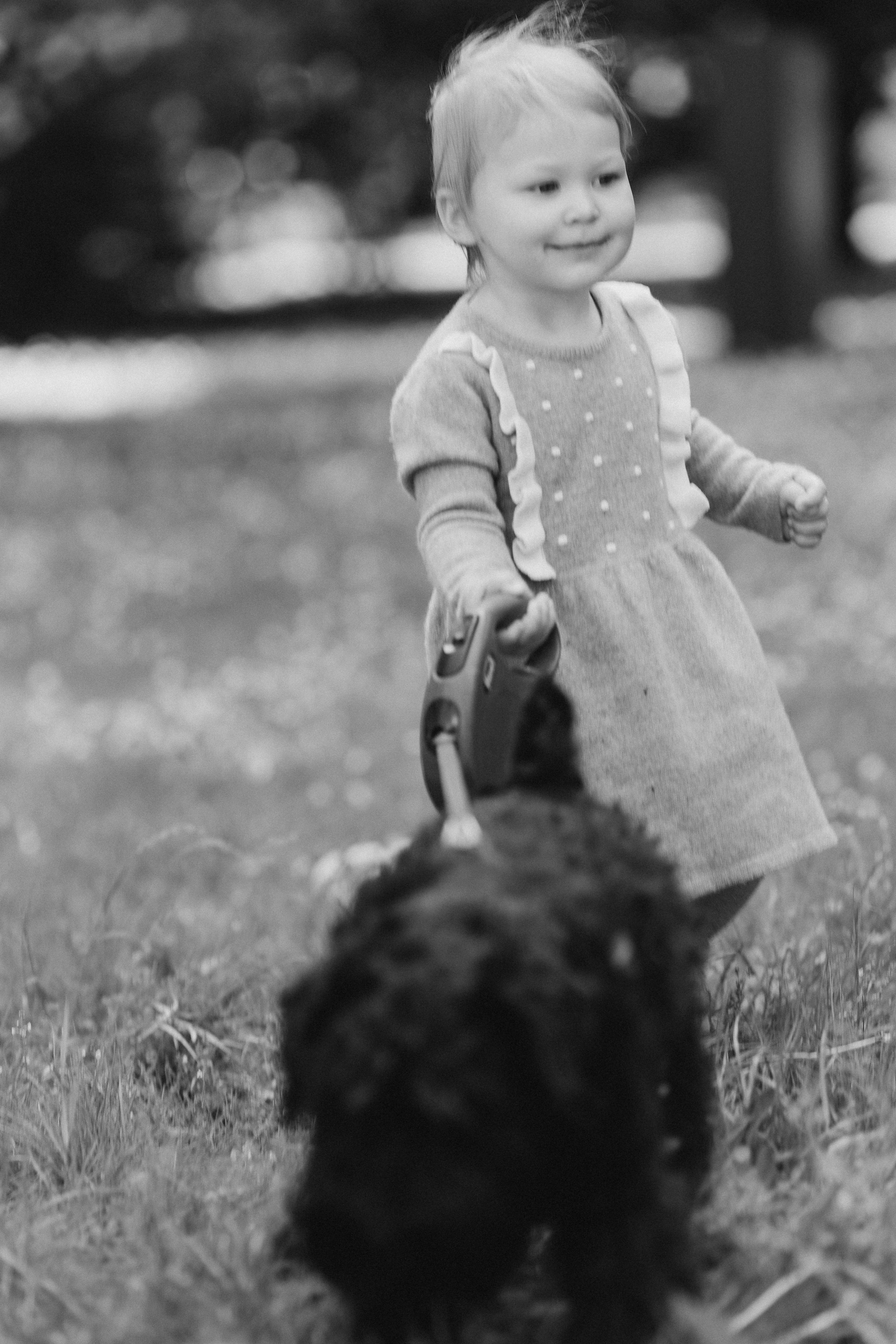 Family walking in the park. Family photographer in Vilnuis Svetlana Naumova