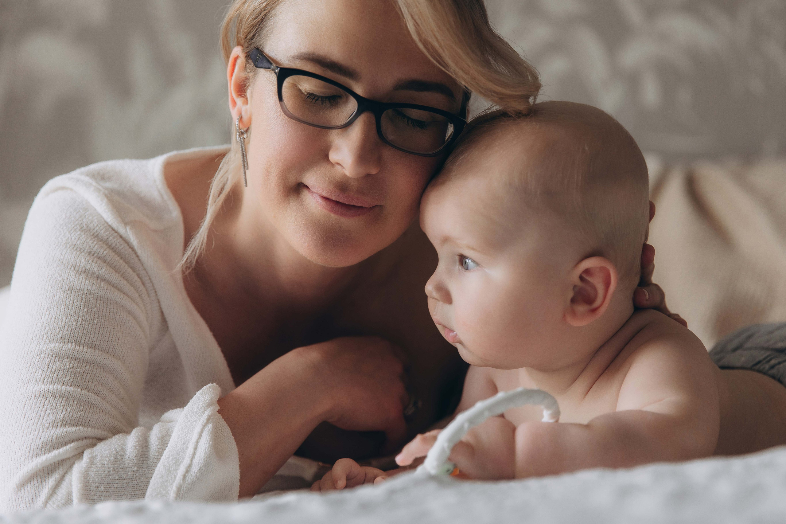 At-Home Baby Photoshoot — First Months of Life in a Cozy Home. Family and children’s photographer in Chicago