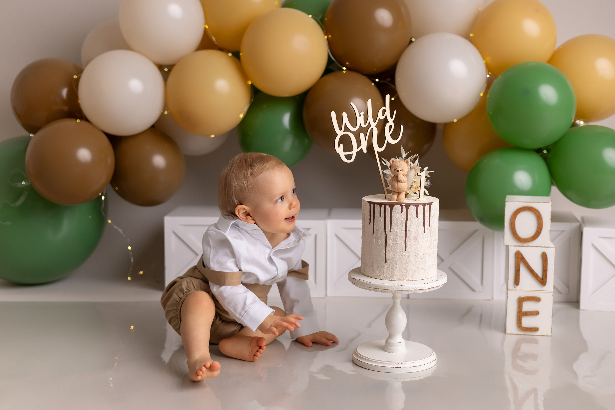 Erste Geburtstag „Cake Smash“. Neugeborene- Schwangerschaft- und Kinder Fotografin in Lehre