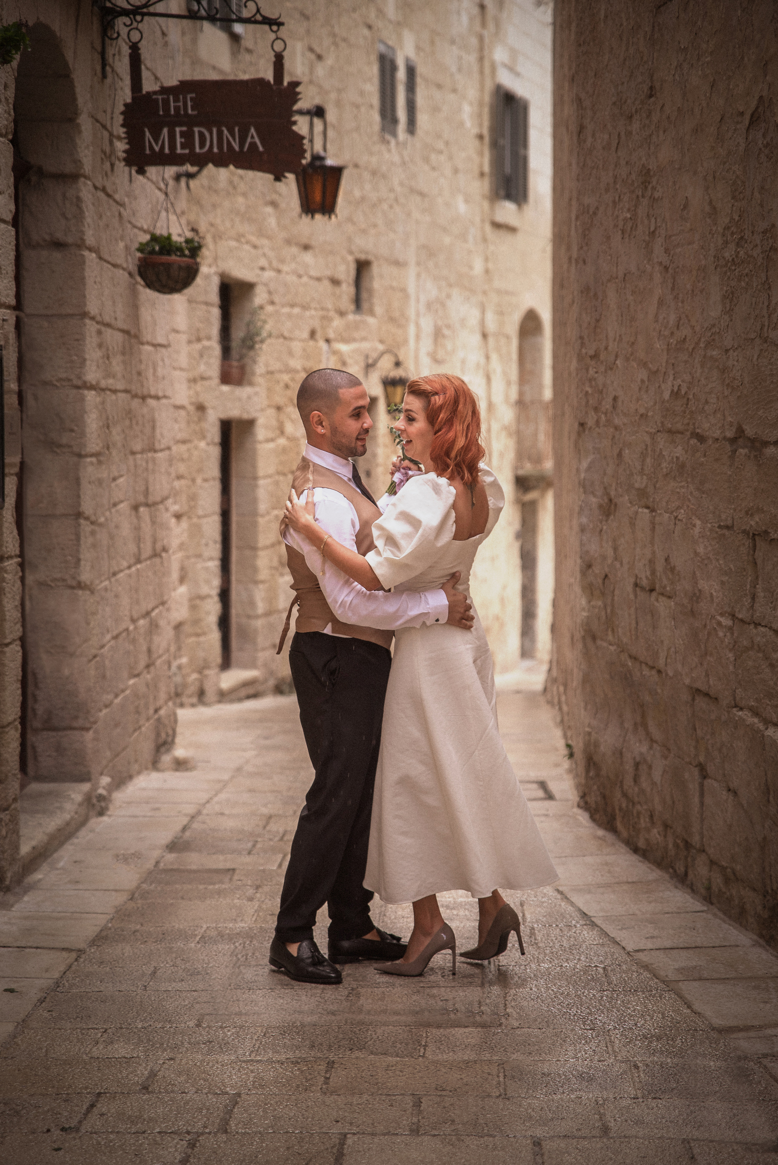 парень и девушка танцуют в старой Мдине