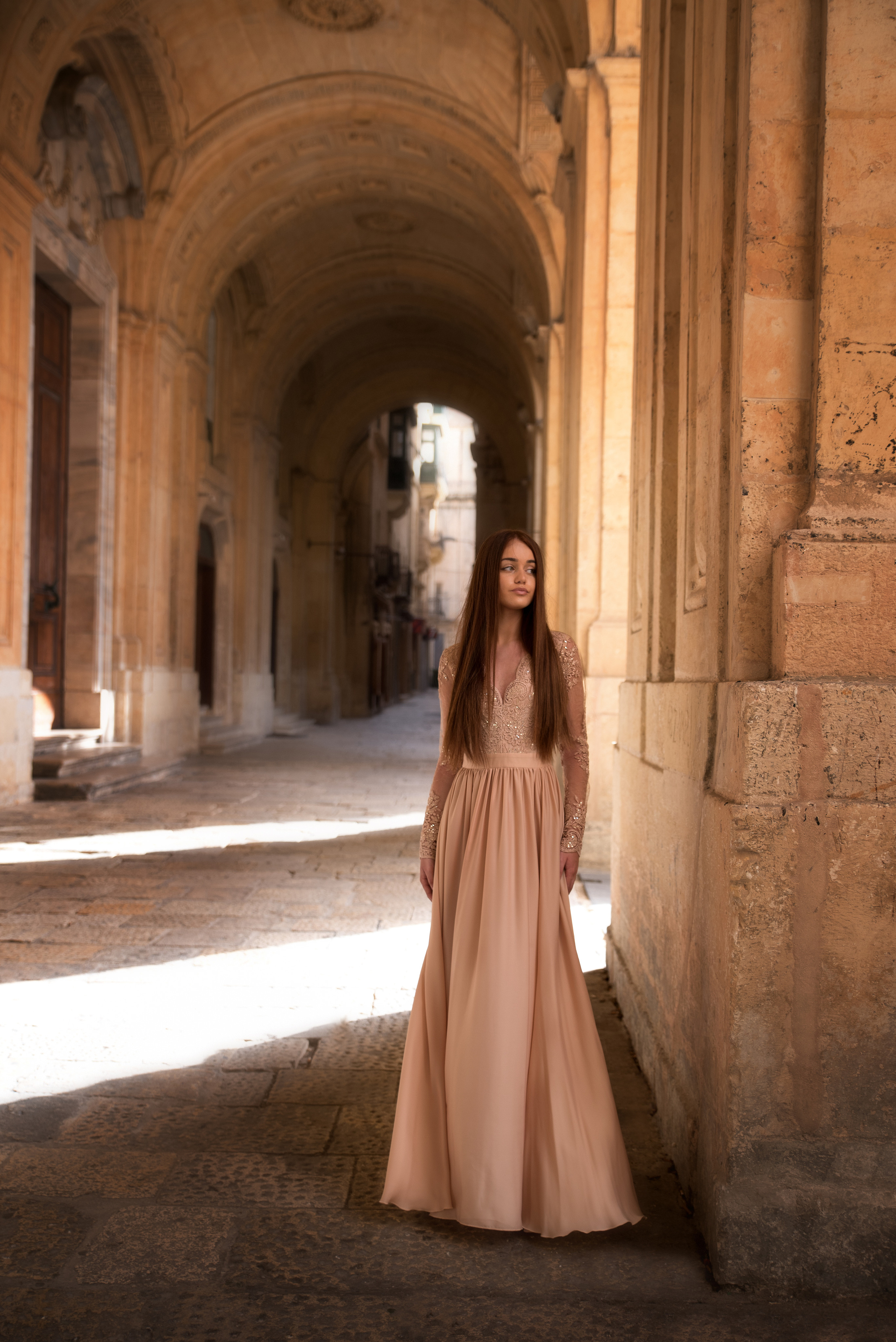 Девушка под арками
