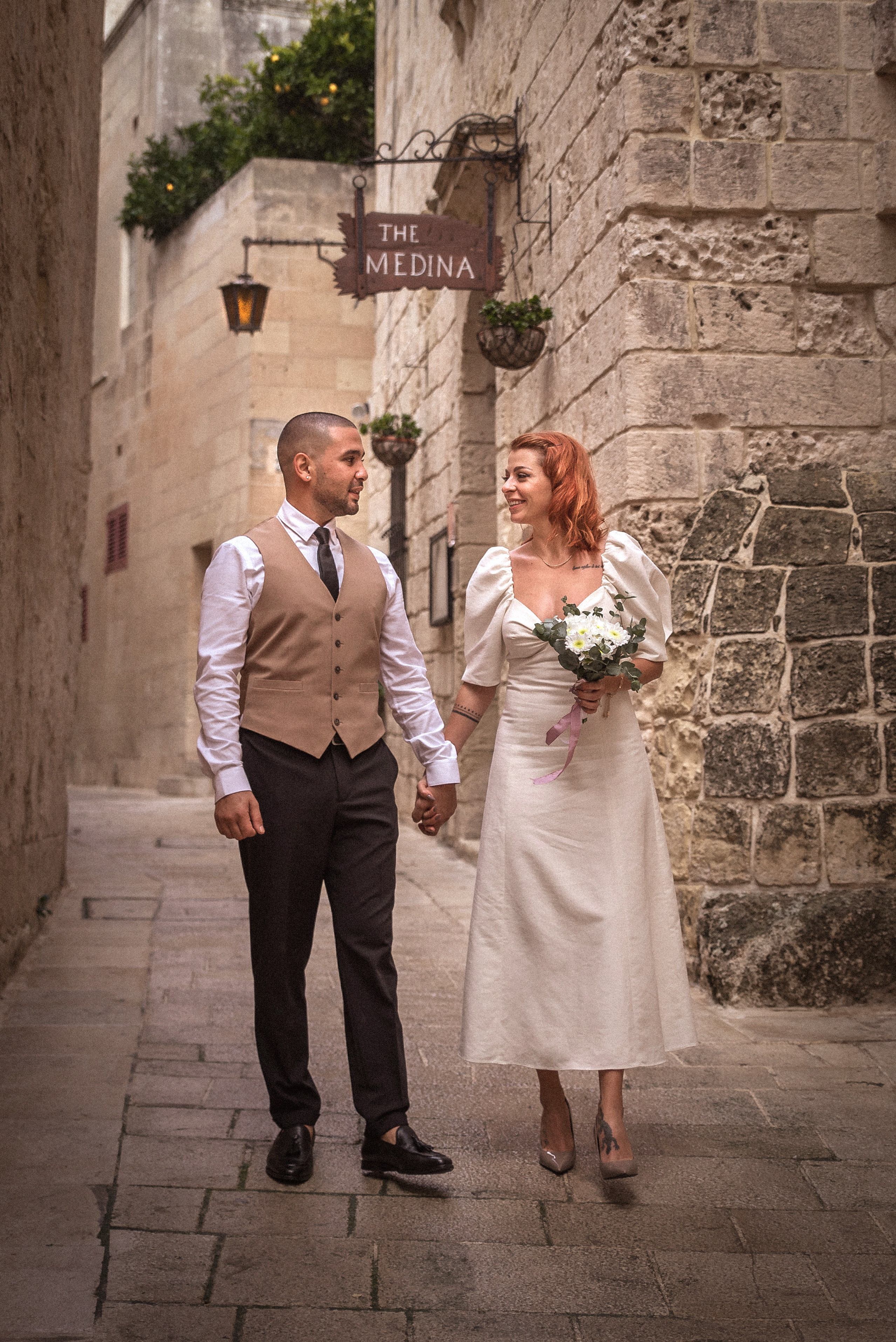 жених и невеста гуляют держась а руку