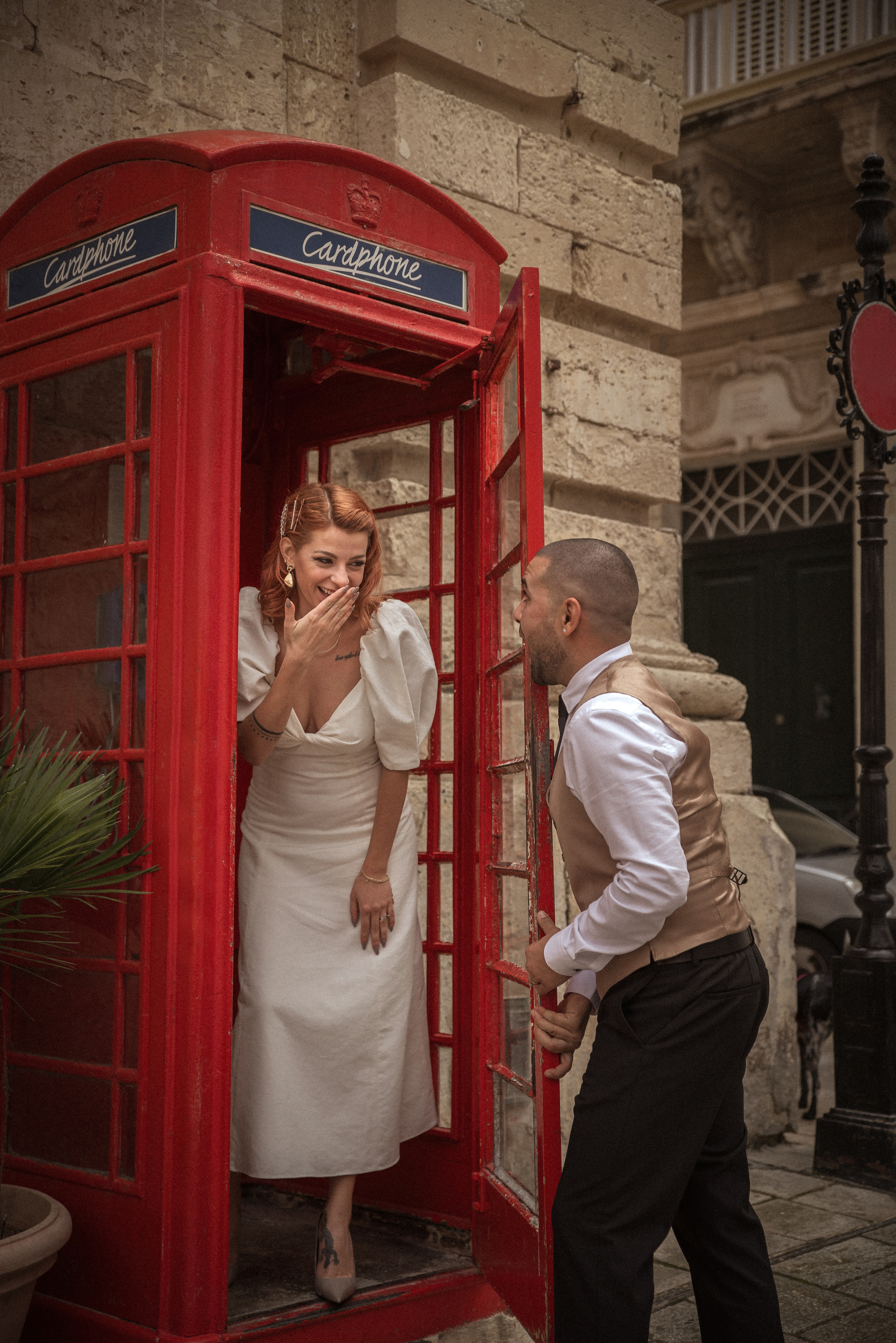 девушка и парень в телефонной будке