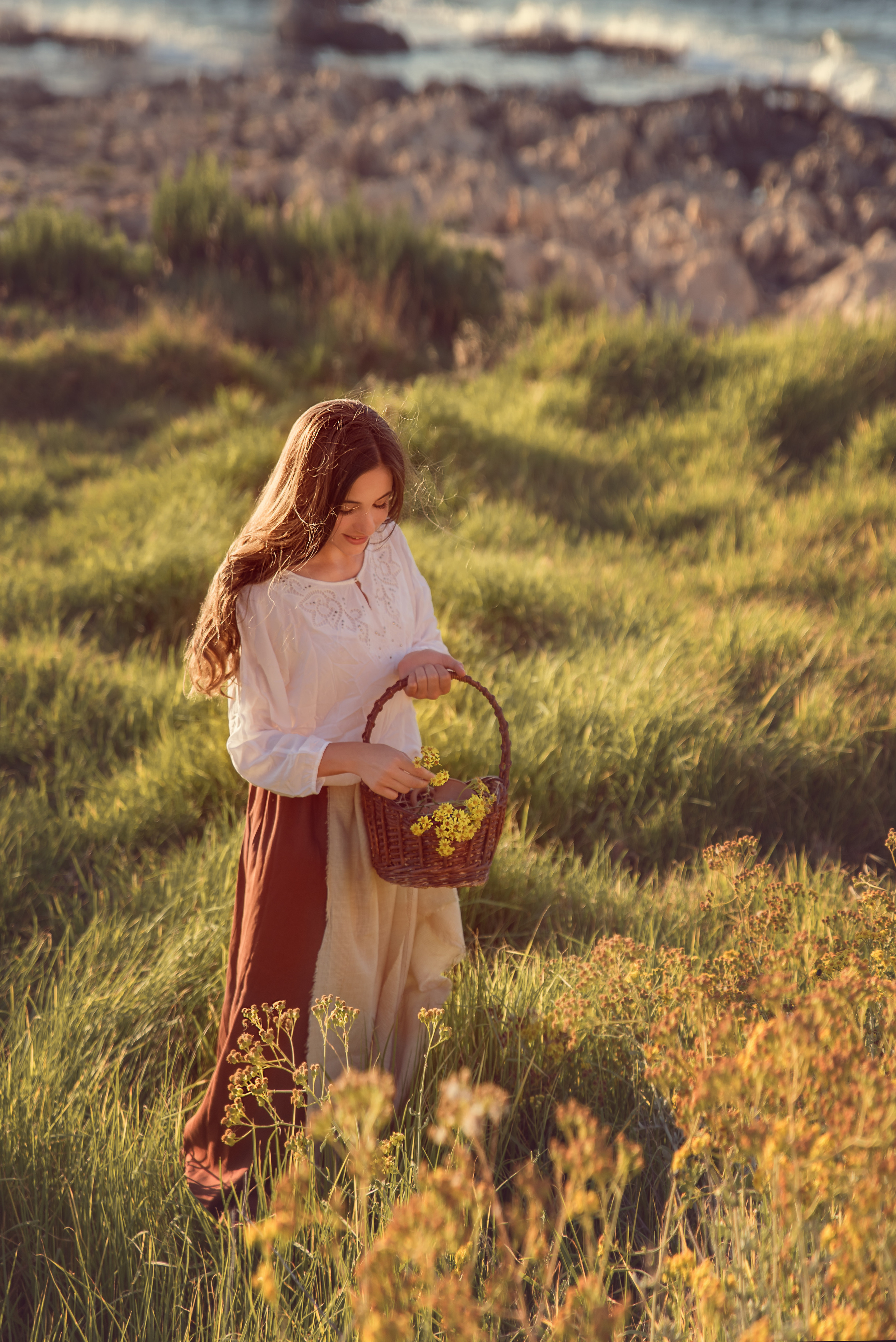 девушка собирает цветы