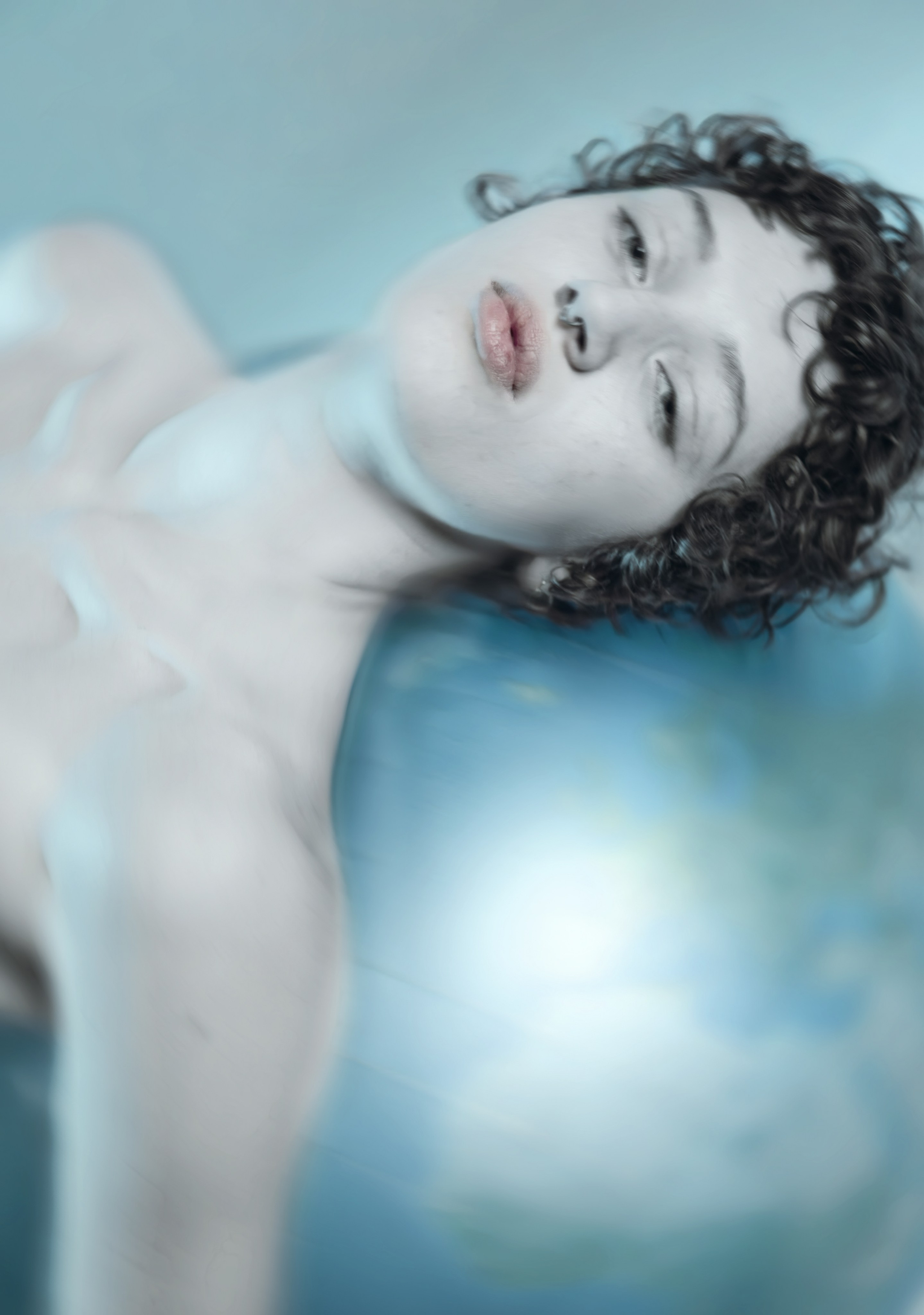 Creatives Fotoshooting einer Tänzerin in Salzburg mit einer Erdkugel