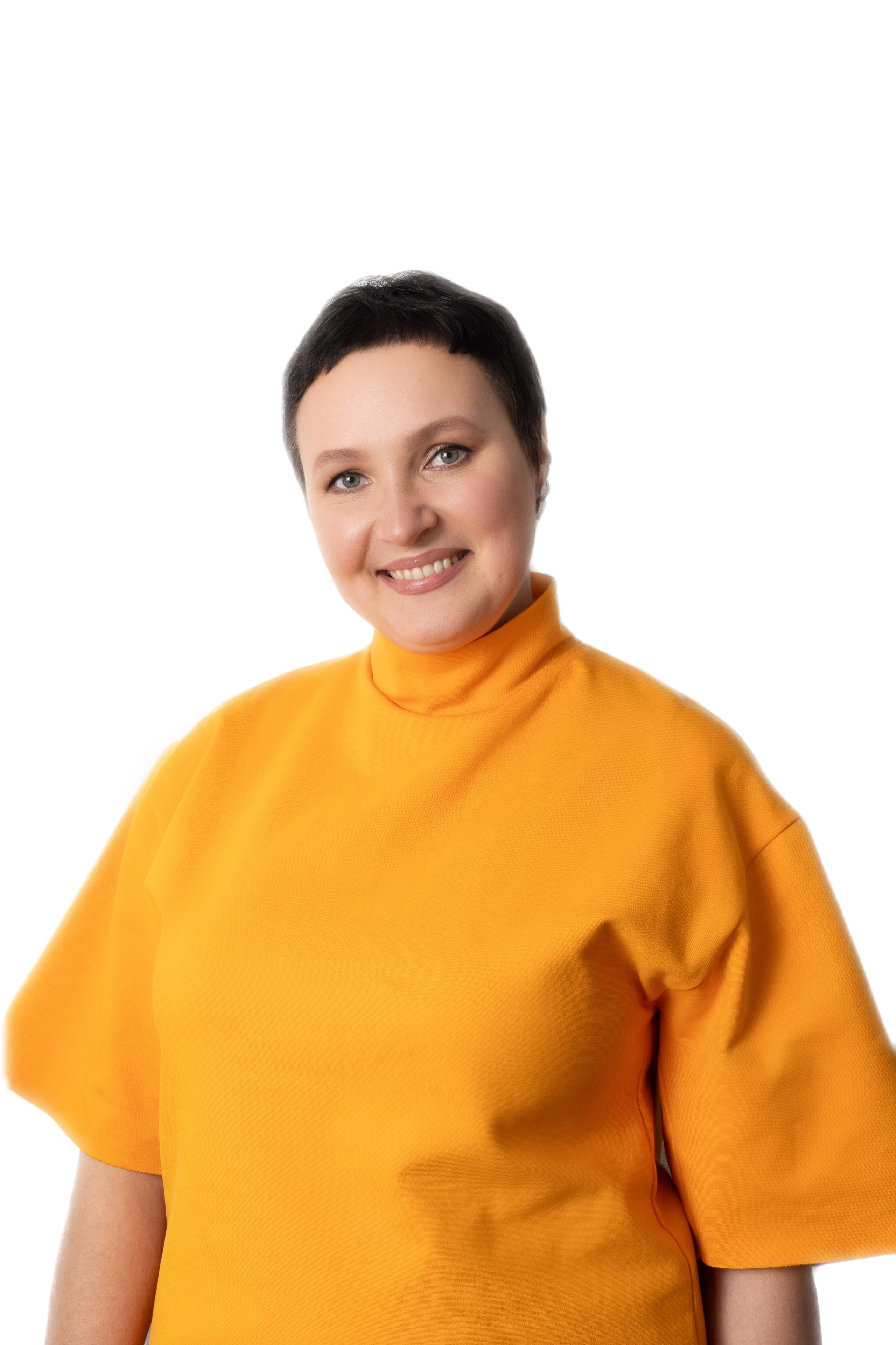 Portrait professionnel d’une entrepreneure dans une tenue colorée, avec une image dynamique et accessible.