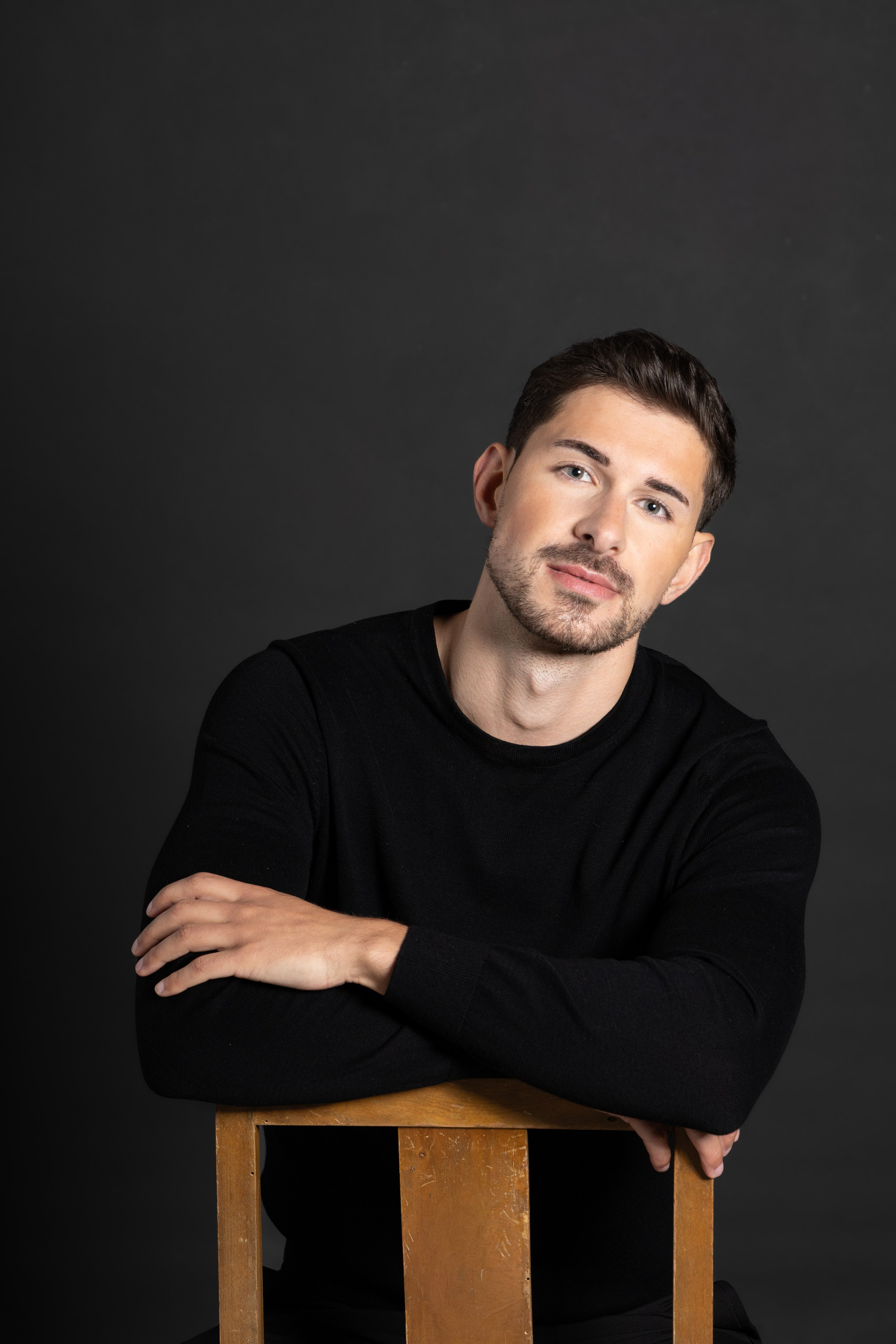 Portrait professionnel d’un homme dans un style moderne et naturel, pensé pour valoriser son identité professionnelle.