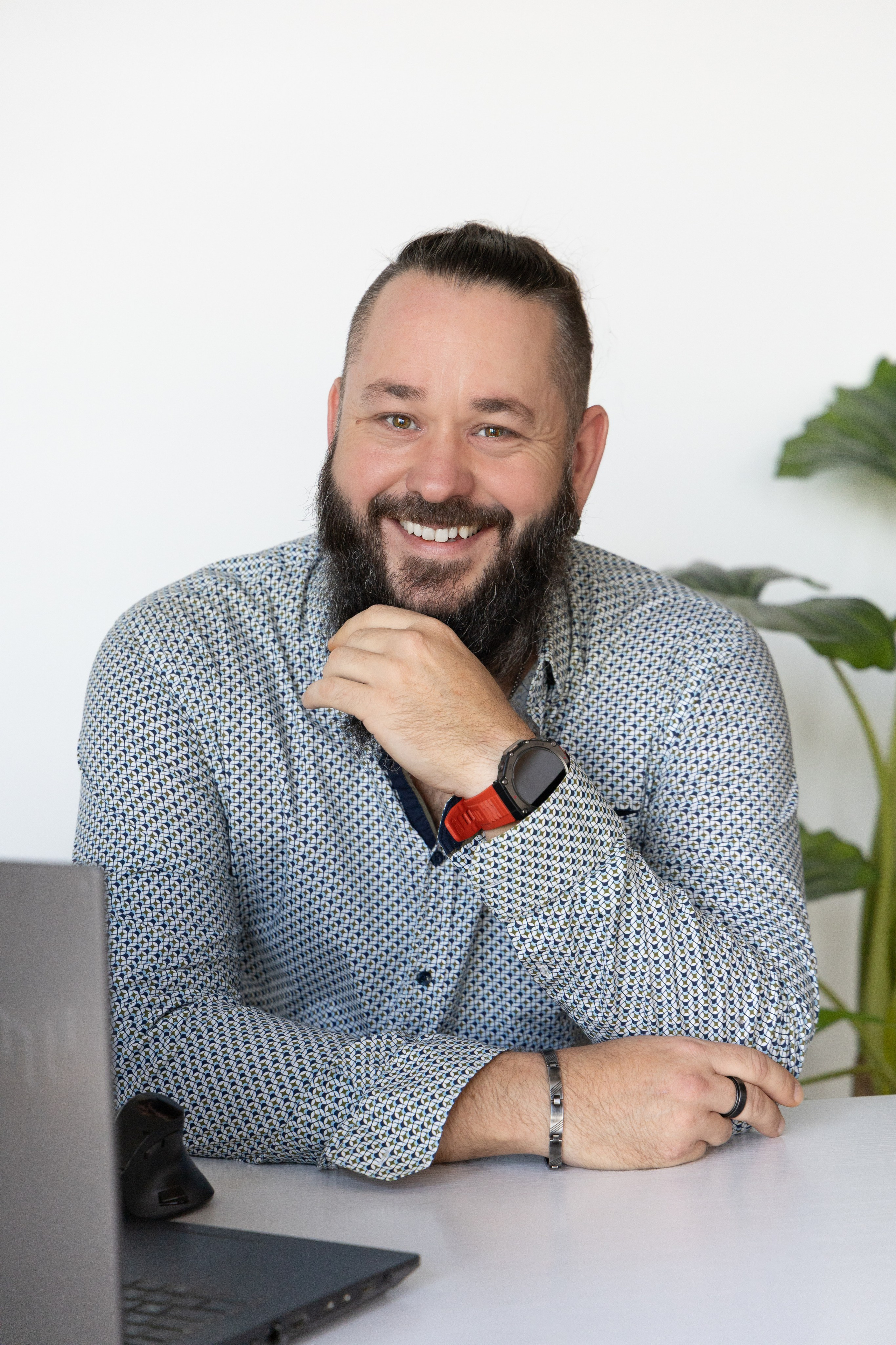 Portrait professionnel d’un homme dans un environnement de travail, avec une approche naturelle et contemporaine.