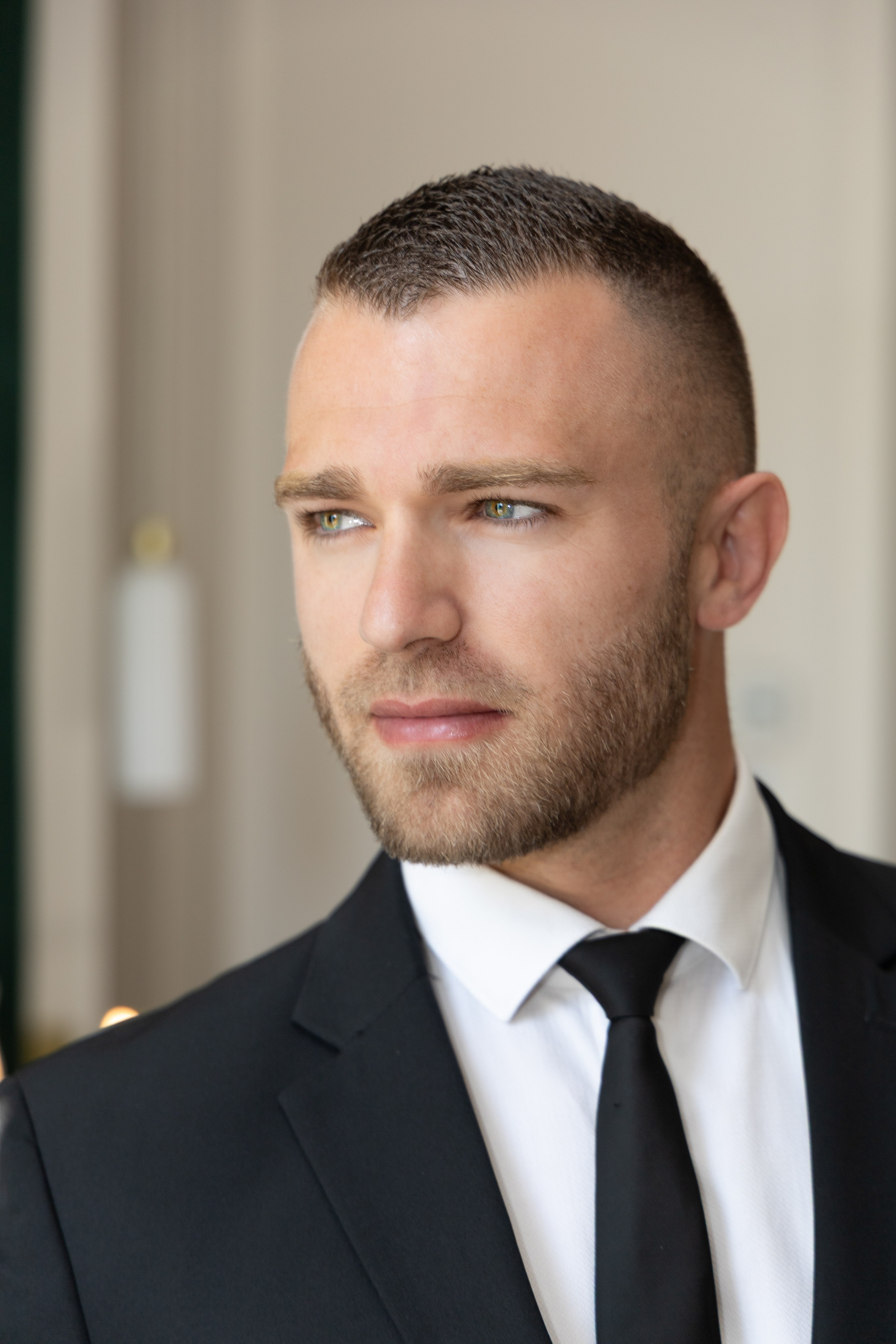 Portrait professionnel d’un homme en costume, réalisé en studio. Une image élégante et sobre adaptée à la communication d’entreprise.