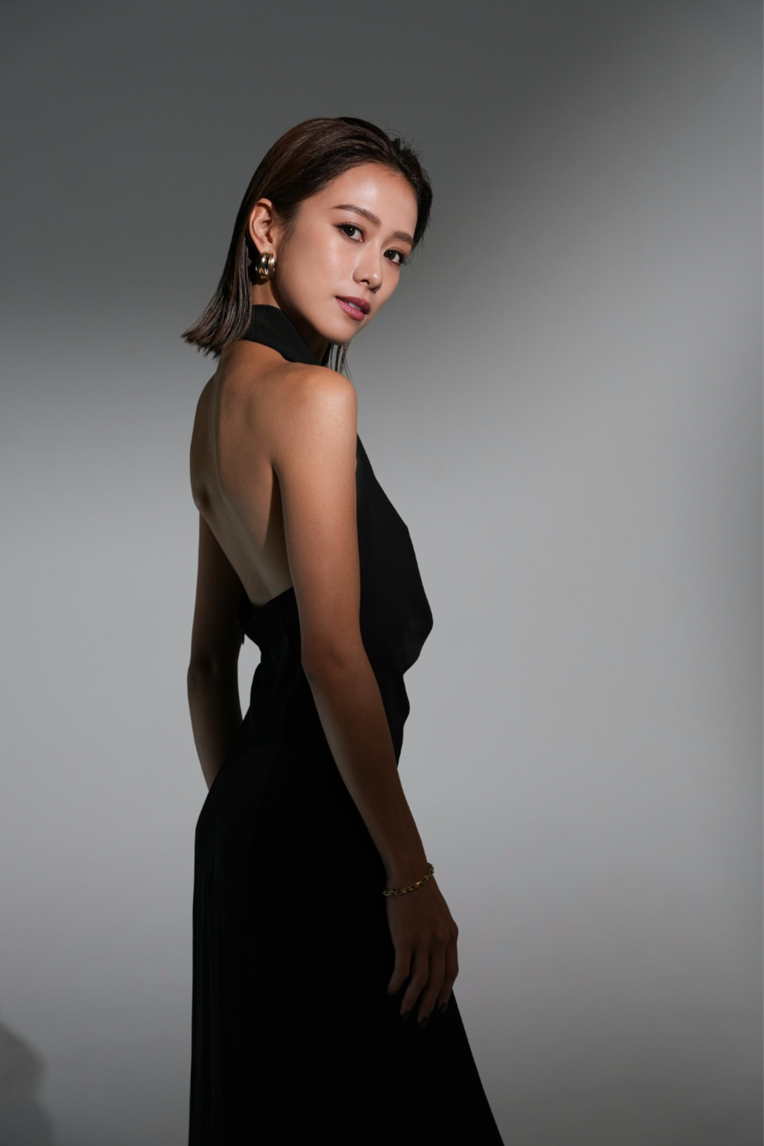 BUSINESS PORTRAIT. Photo and video production. Editing & retouching services. Training