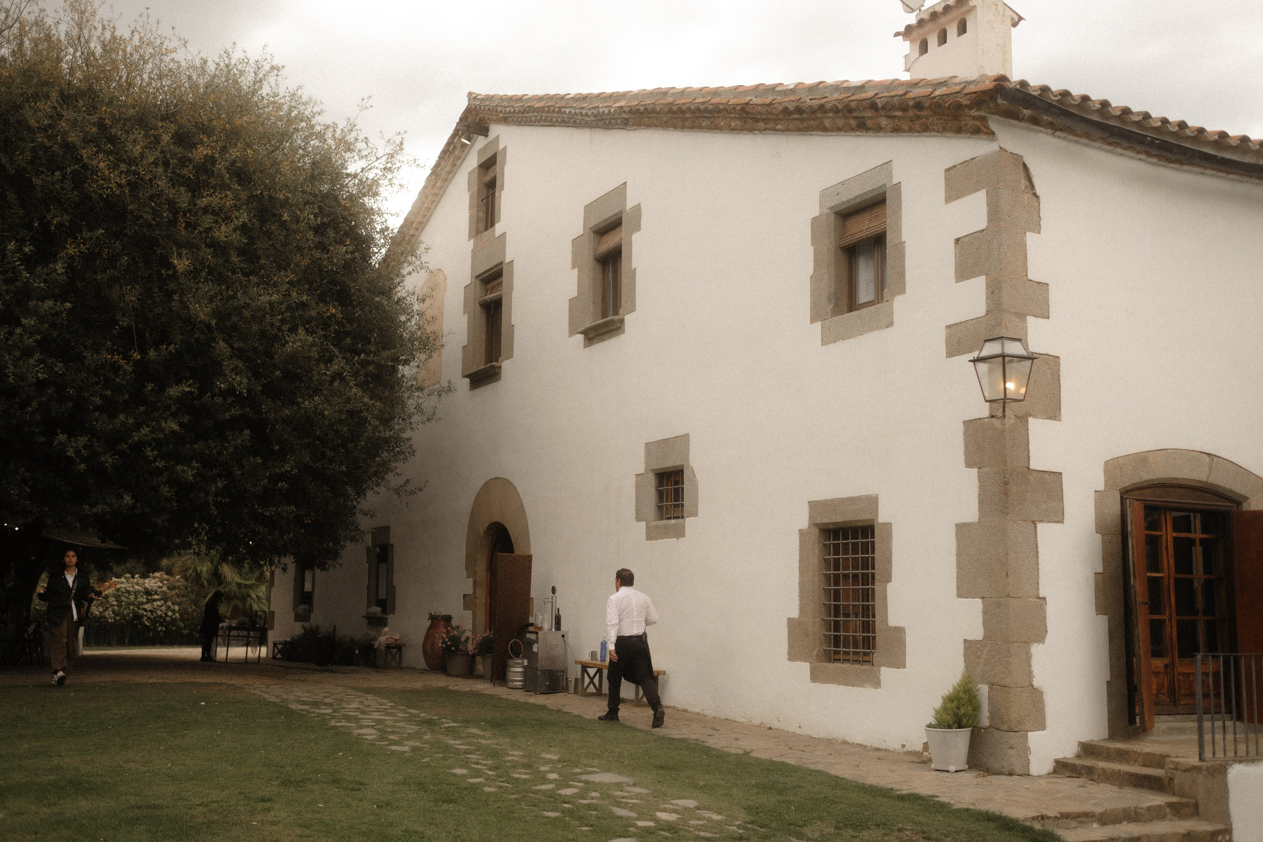 Katarzyna & Jan. Masia Santa Monica. Paola wedding photographer / videographer in Barcelona